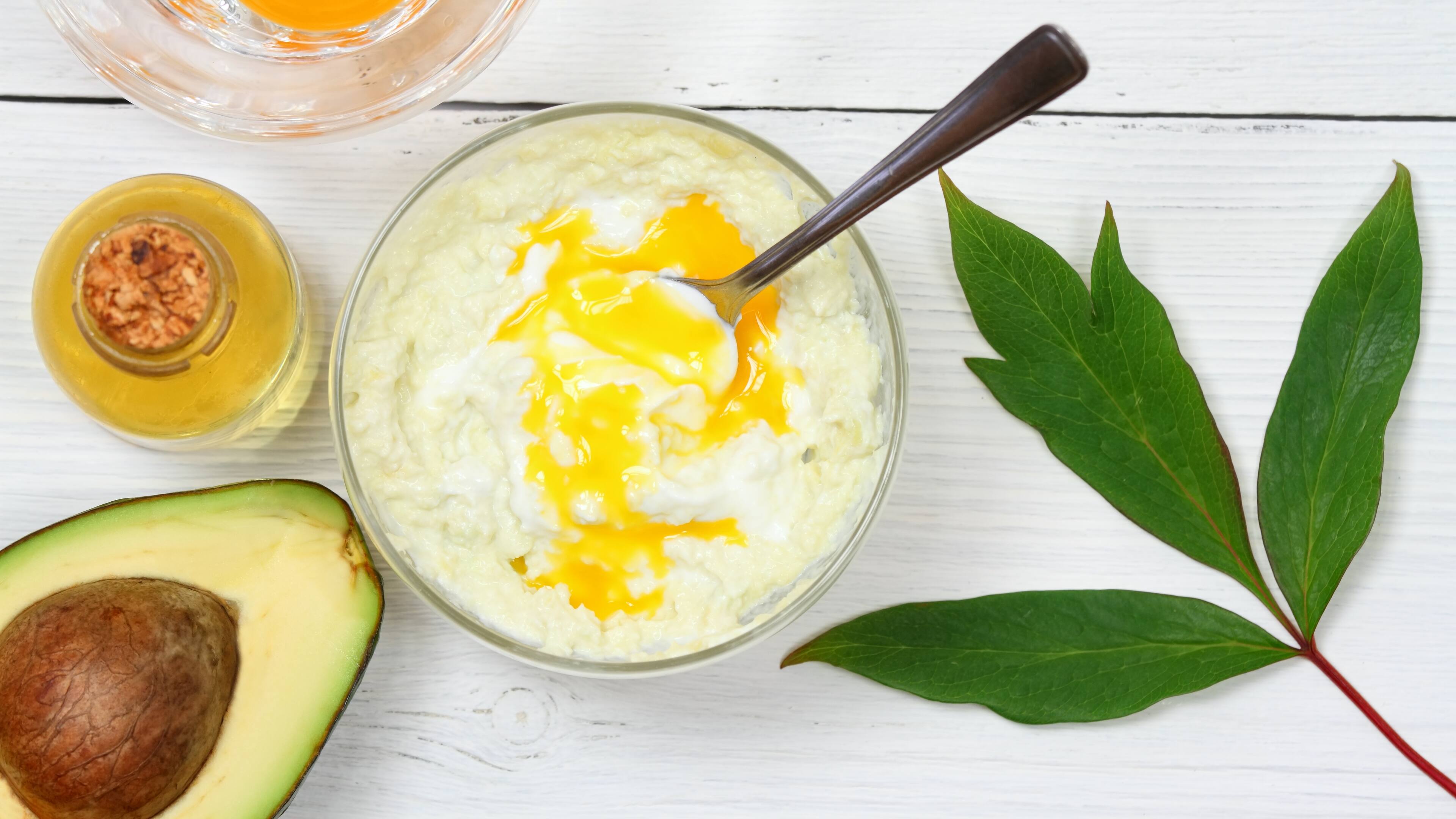 Creme mit Ei, Avocado und Öl