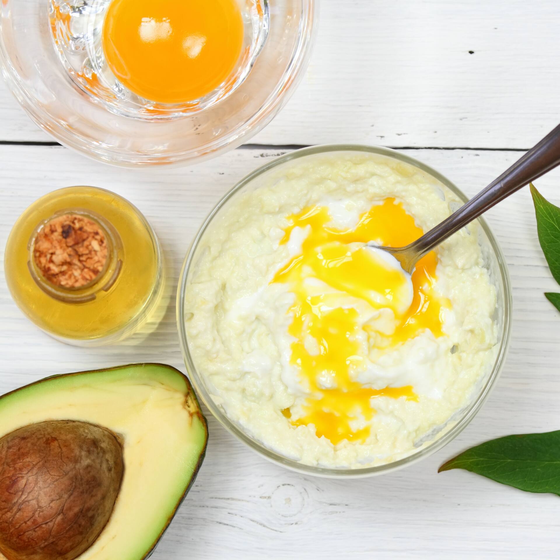 Creme mit Ei, Avocado und Öl