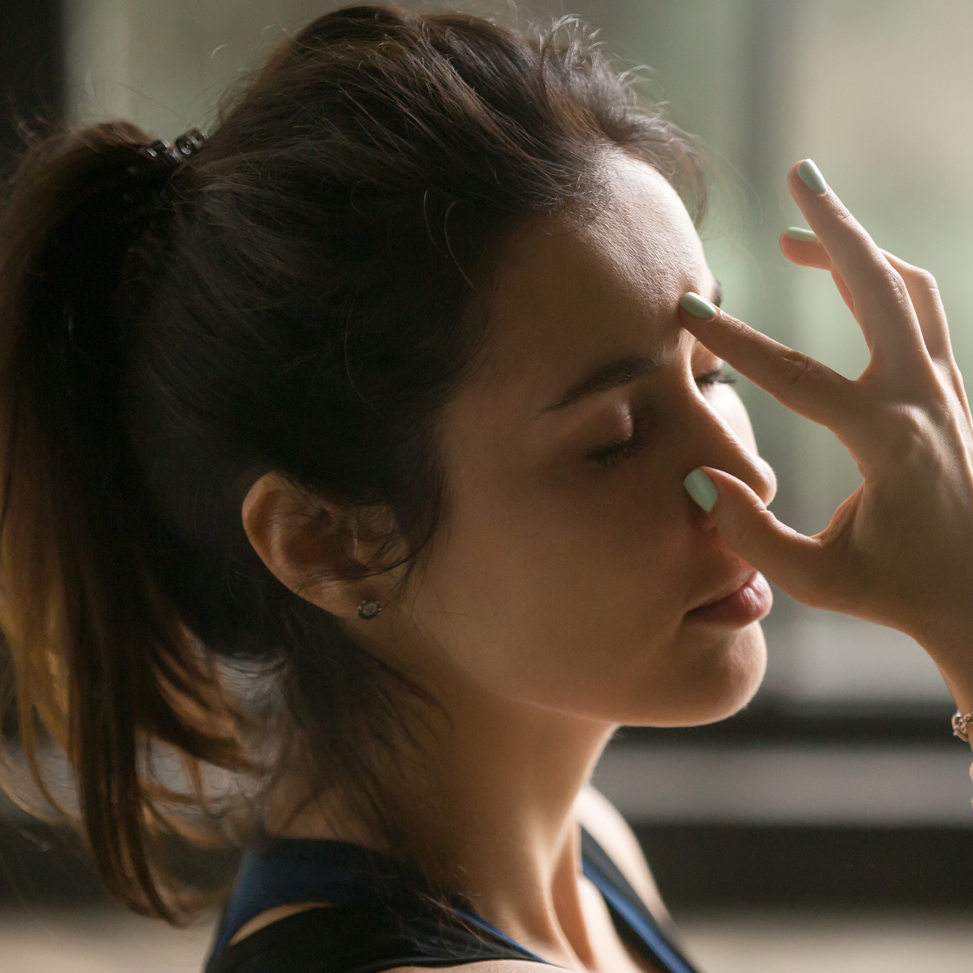 Frau macht Atemübungen