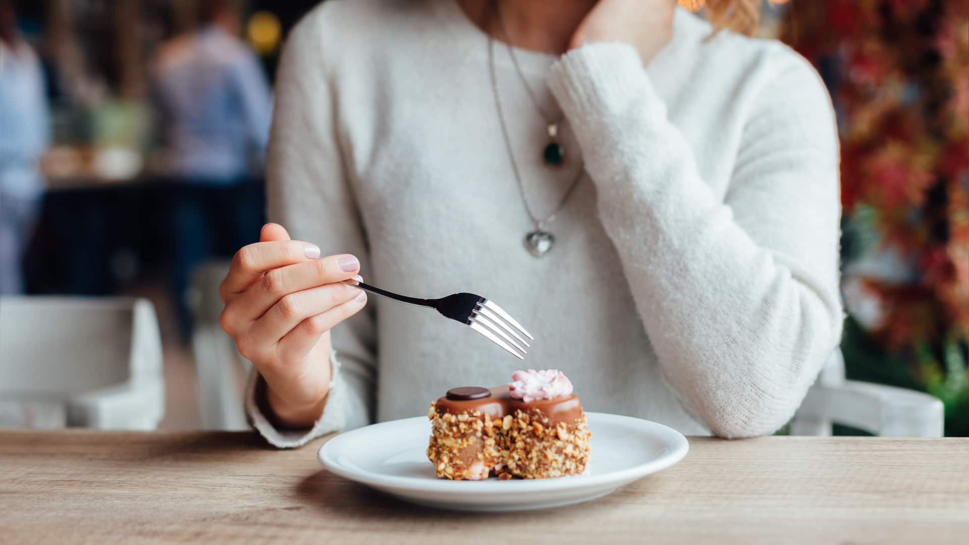 Frau isst Kuchen