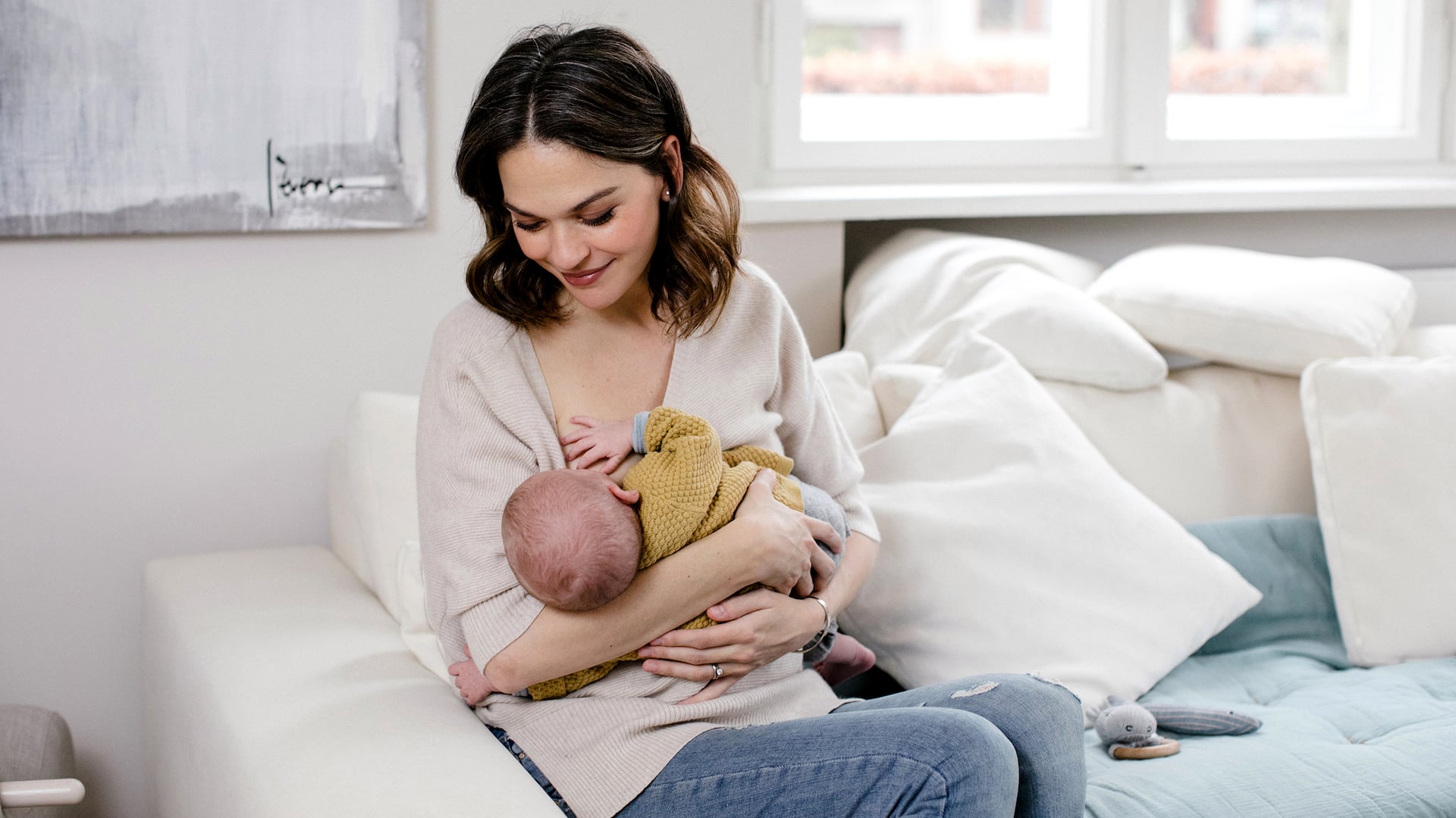 Mutter und Baby stillen