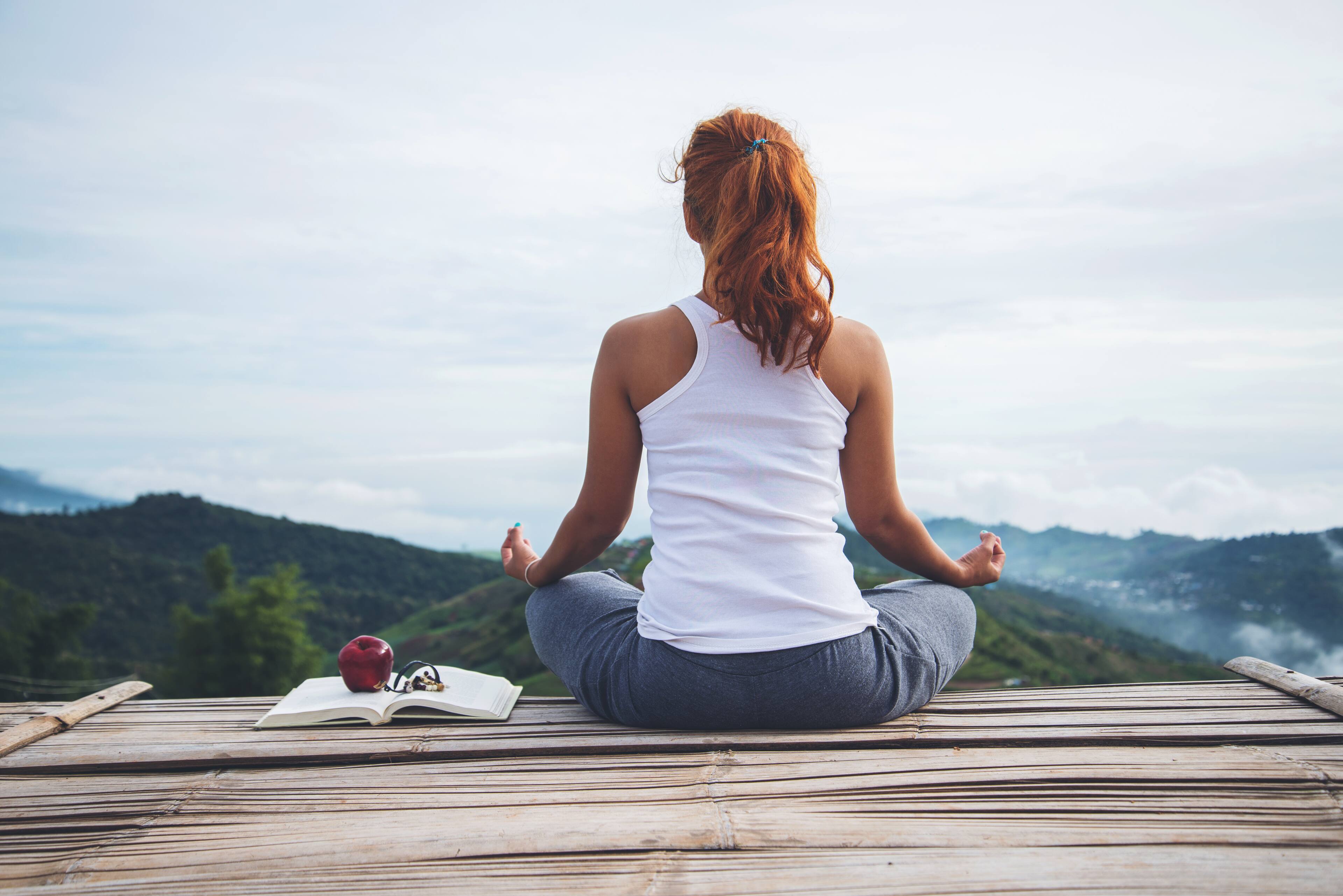 Frau macht Yoga