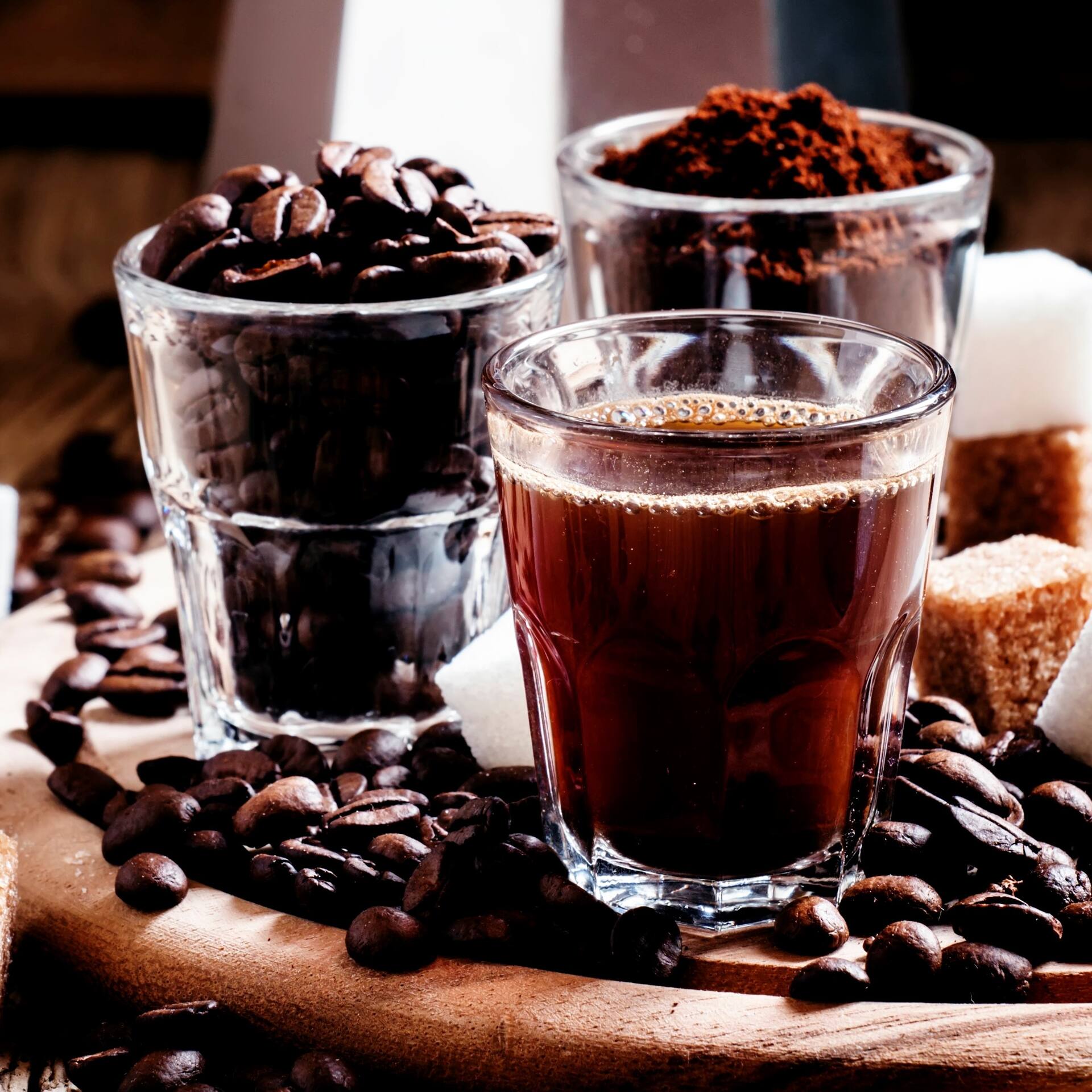 Verschiedene Kaffeesorten, Kaffeebohnen, Zucker