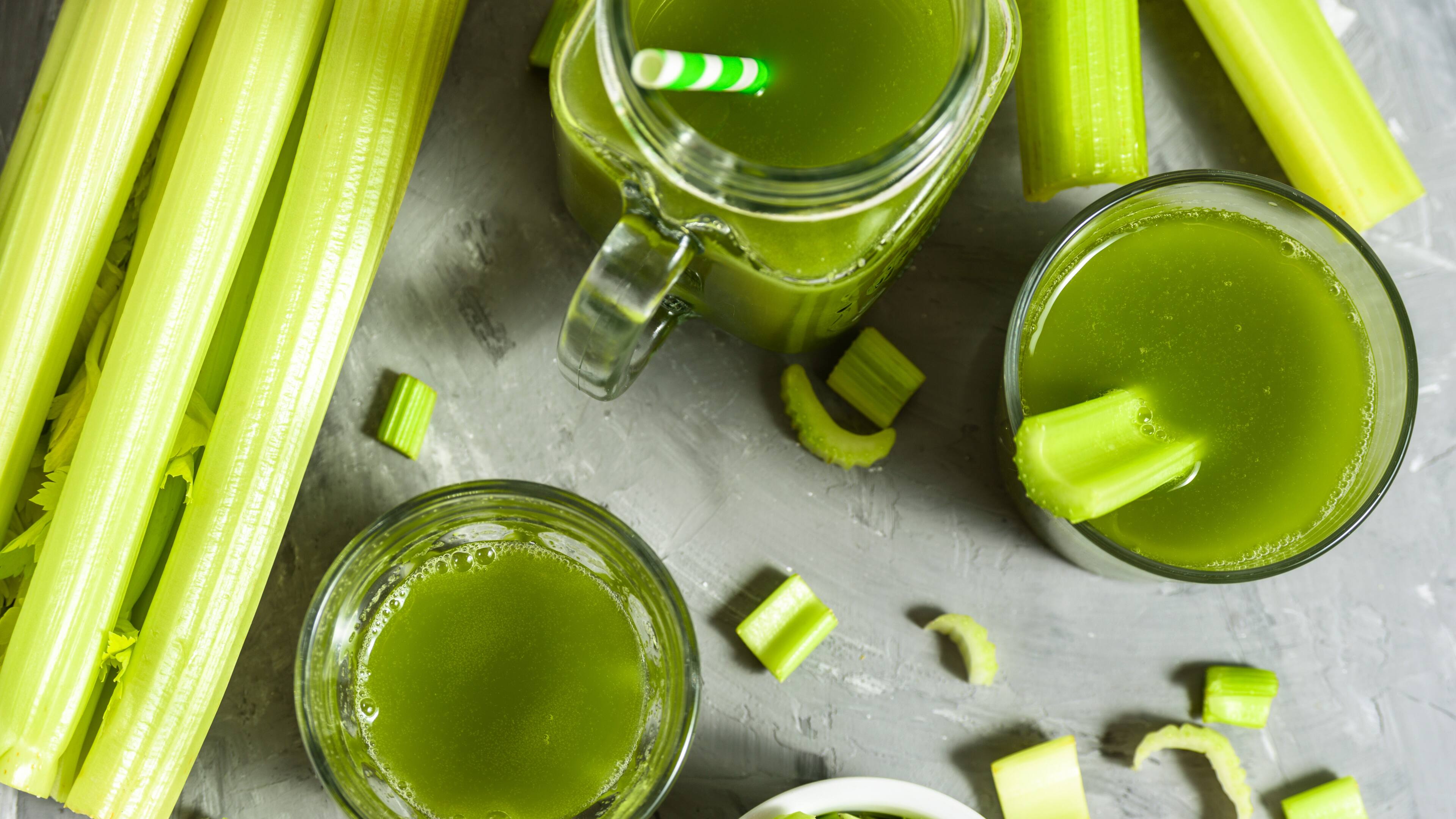 Selleriesaft im Glas mit Selleriestangen