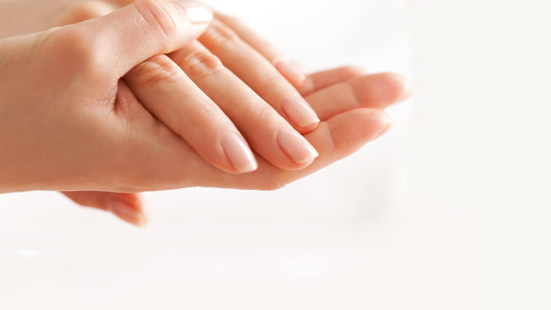 Brüchige Nägel sind gepflegt worden