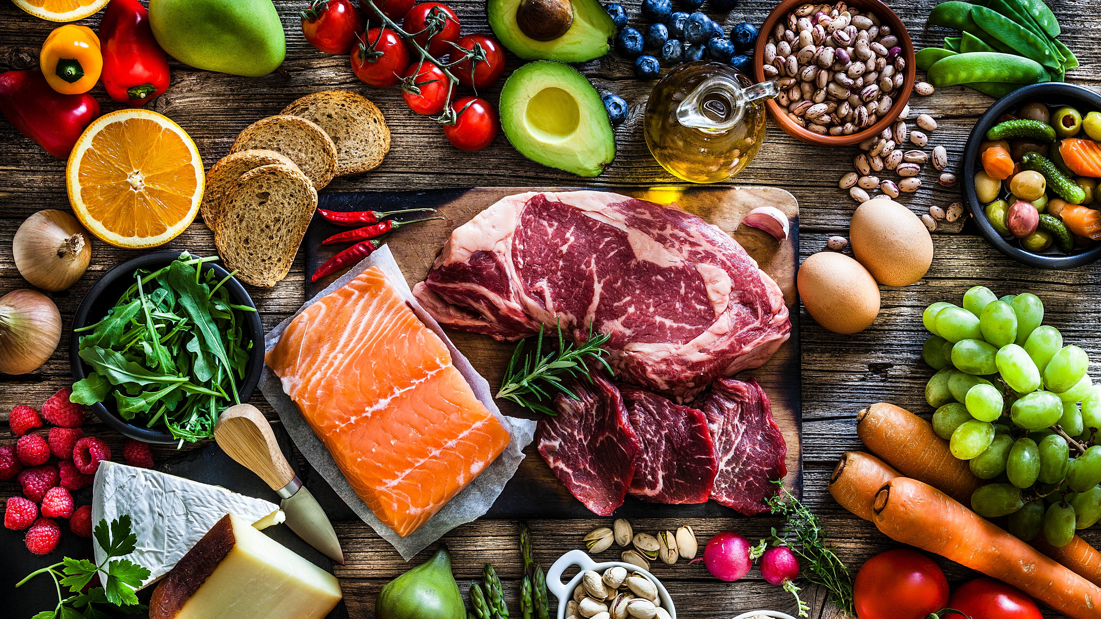 Fleisch und Fisch mit Obst und Gemüse auf Holzuntergrund 