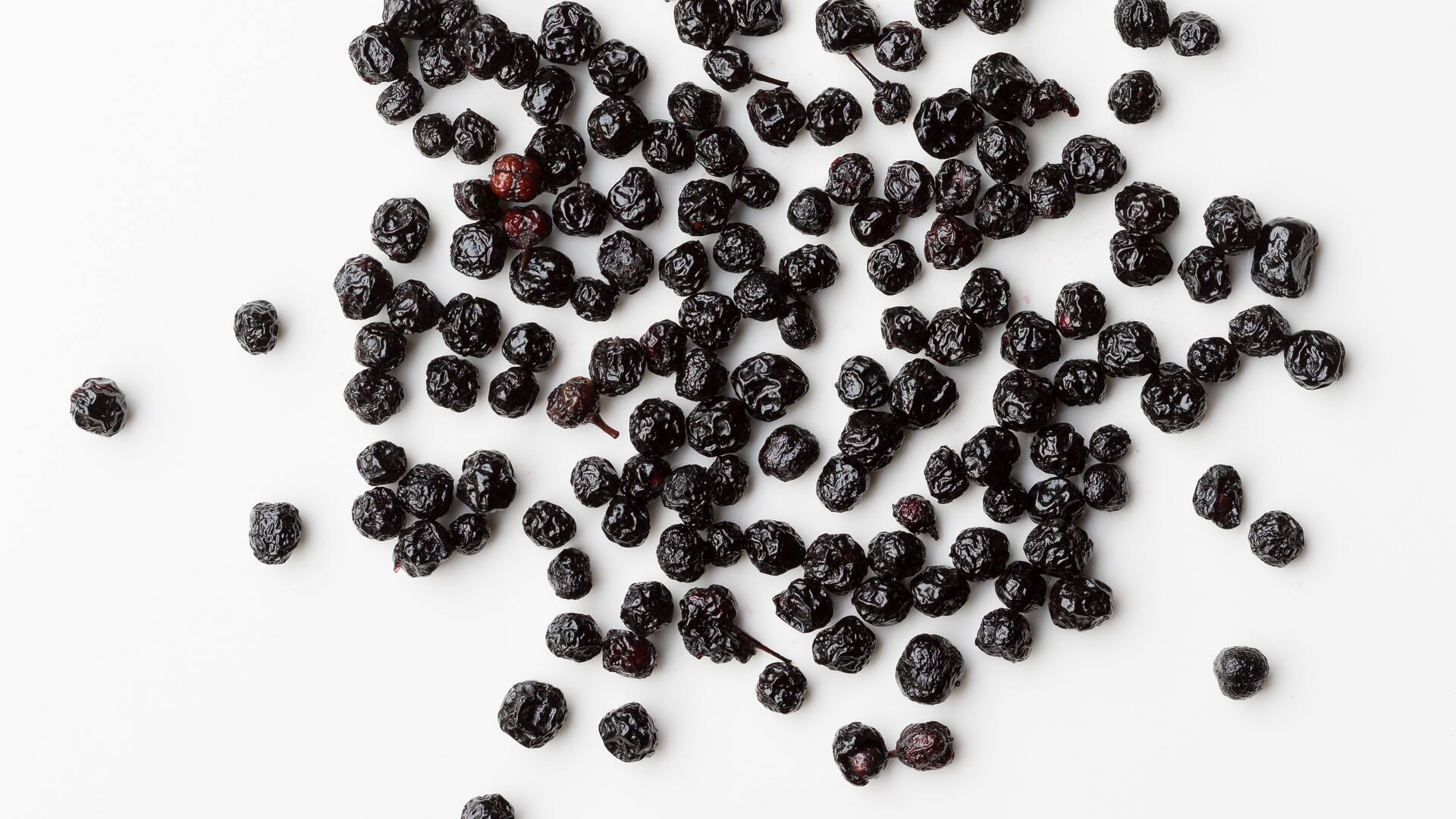 Maqui Beeren auf weißem Hintergrund