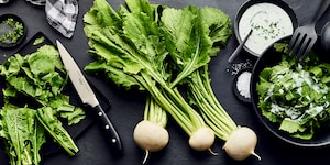 Essbares Grün der Mairübe