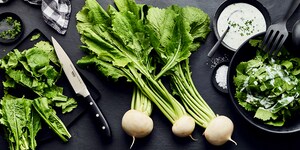 Essbares Grün der Mairübe