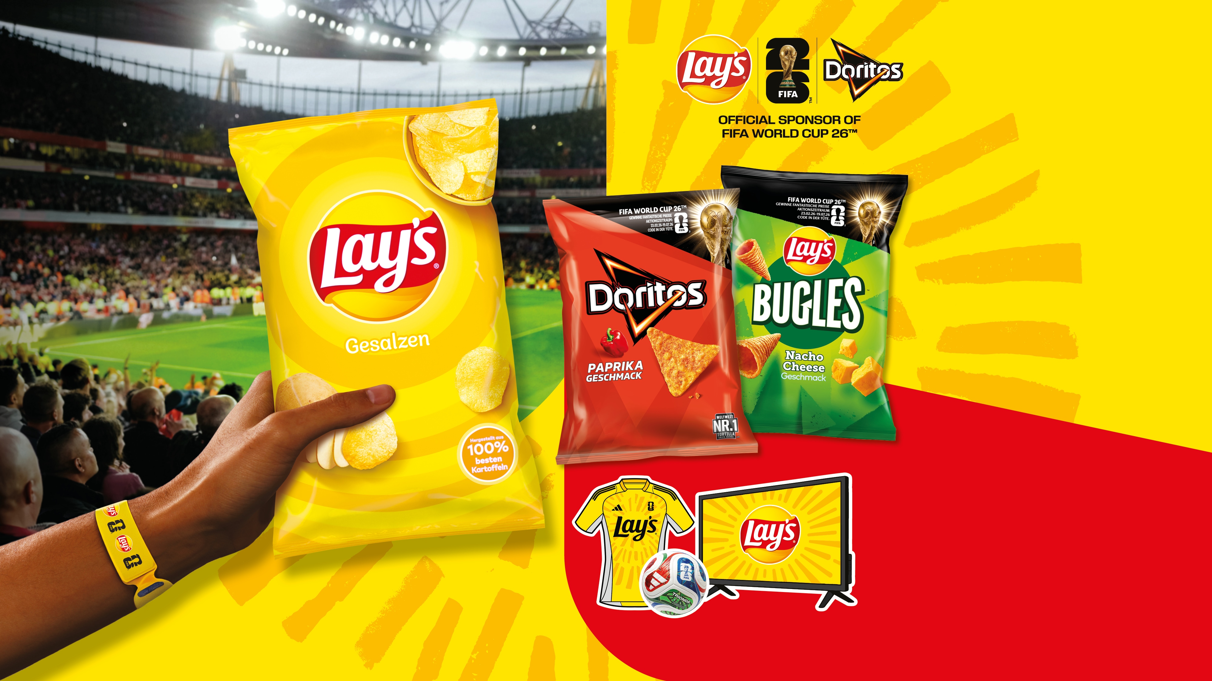 Lay’s‑Werbung mit Chipstüten (Lay’s, Doritos, Bugles) vor einem Fußballstadion; Fokus auf eine gelbe Lay’s‑Packung in einer Hand und Sponsoring zur FIFA World Cup 26.