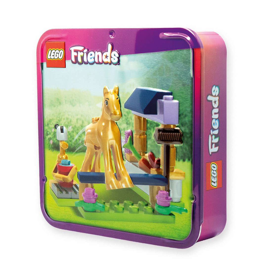 LEGO Friends Spielzeugdose mit Pony und Zubehör an einer kleinen Pflege- und Fütterungsstation auf einer Wiese.