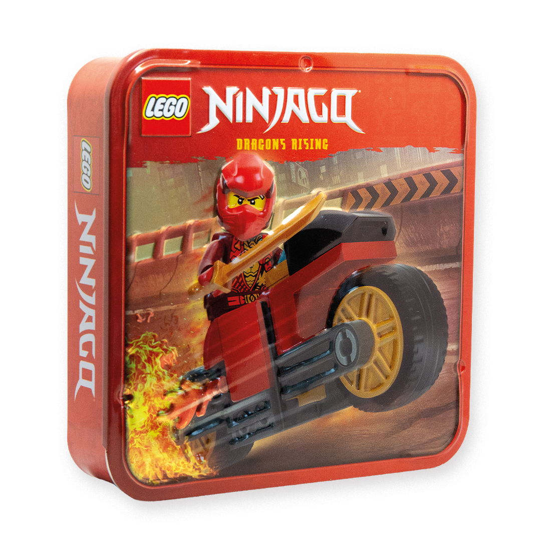 LEGO NINJAGO Spielzeugdose mit rotem Ninja auf einem Motorrad mit Flammeneffekt in einer Actionszene.