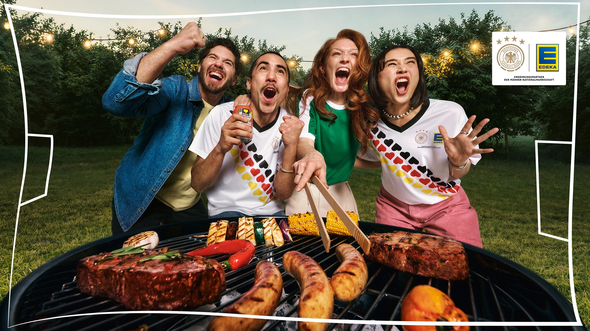 Vier Personen stehen am Grill und feuern ihre Lieblings-Fußballmannschaft an