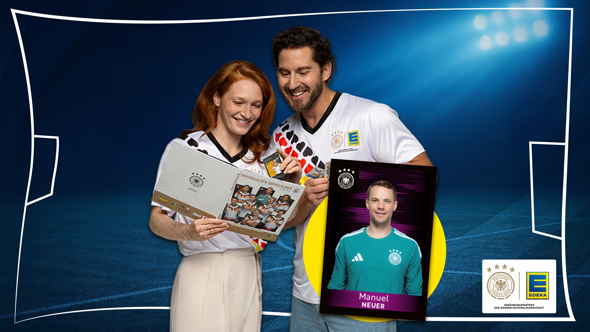 Zwei Personen blättern in einem Fußball-Sammelalbum, im Vordergrund eine große Karte von Manuel Neuer und ein EDEKA-DFB-Logo.
