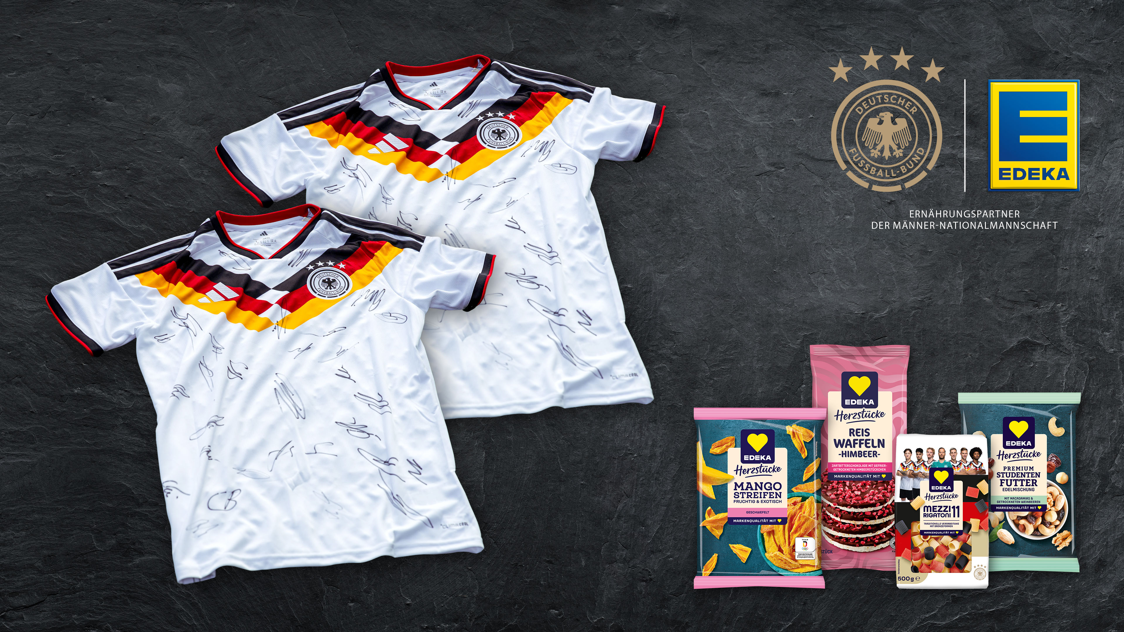 Zwei unterschriebene Heimtrikots und ein EDEKA Herzstücke Snackpaket
