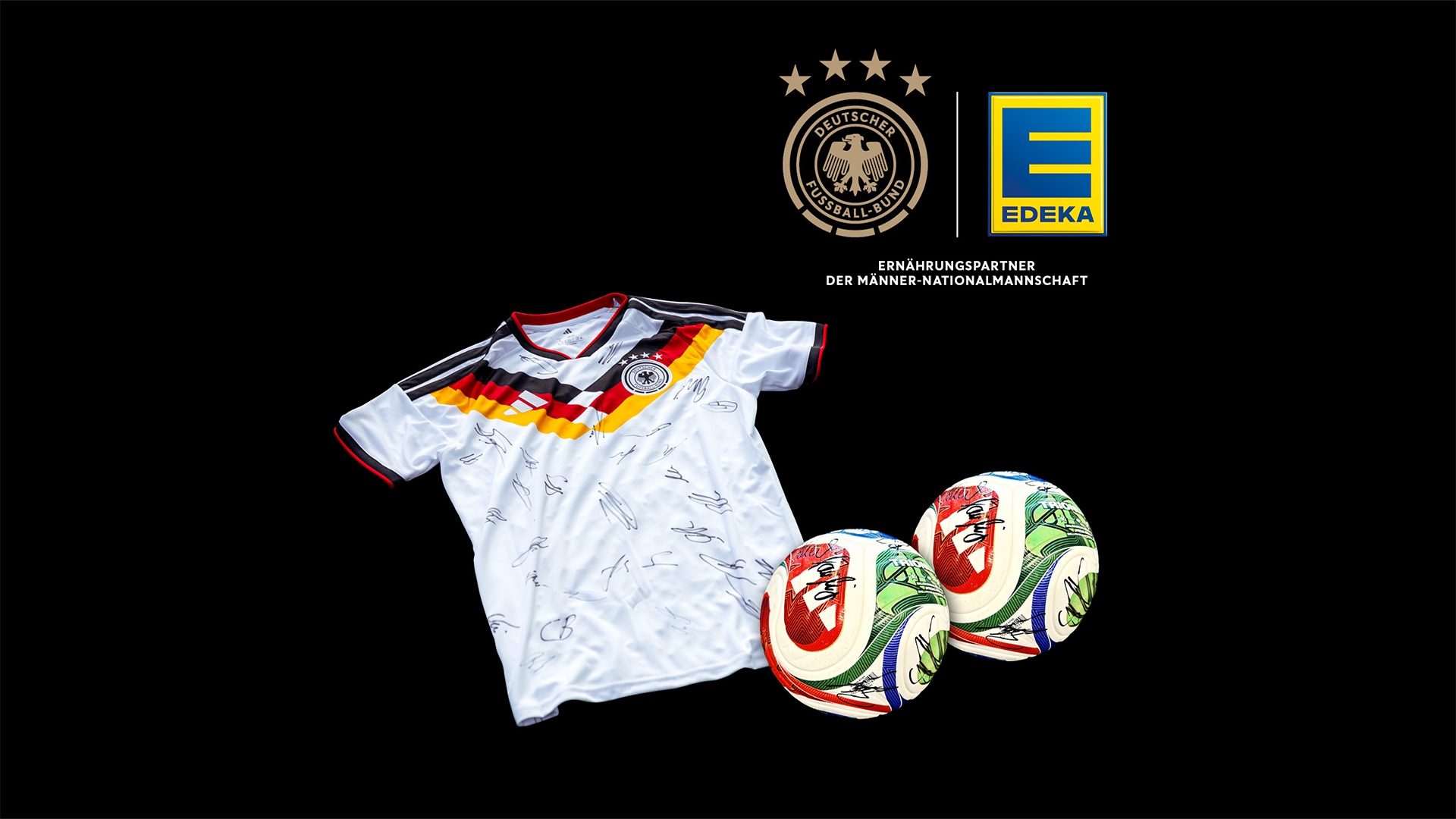Signiertes Trikot der deutschen Fußballnationalmannschaft und zwei signierte Fußbälle vor schwarzem Hintergrund, daneben die Logos von DFB und EDEKA.