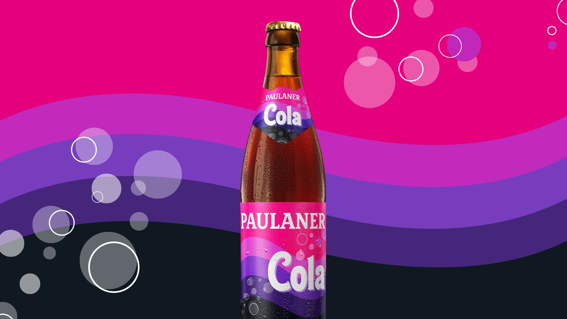 Paulaner-Cola-Flasche vor einem pink-lila Hintergrund mit geschwungenen Farbbändern und dekorativen Kreisen.