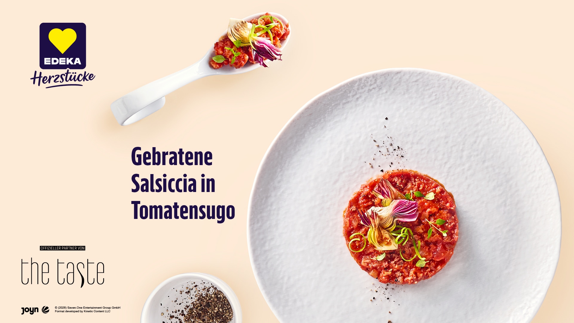 EDEKA-Herzstücke-Motiv für „The Taste“ mit gebratener Salsiccia in Tomatensugo, angerichtet auf einem weißen Teller und garniert mit Gemüse und Kräutern.