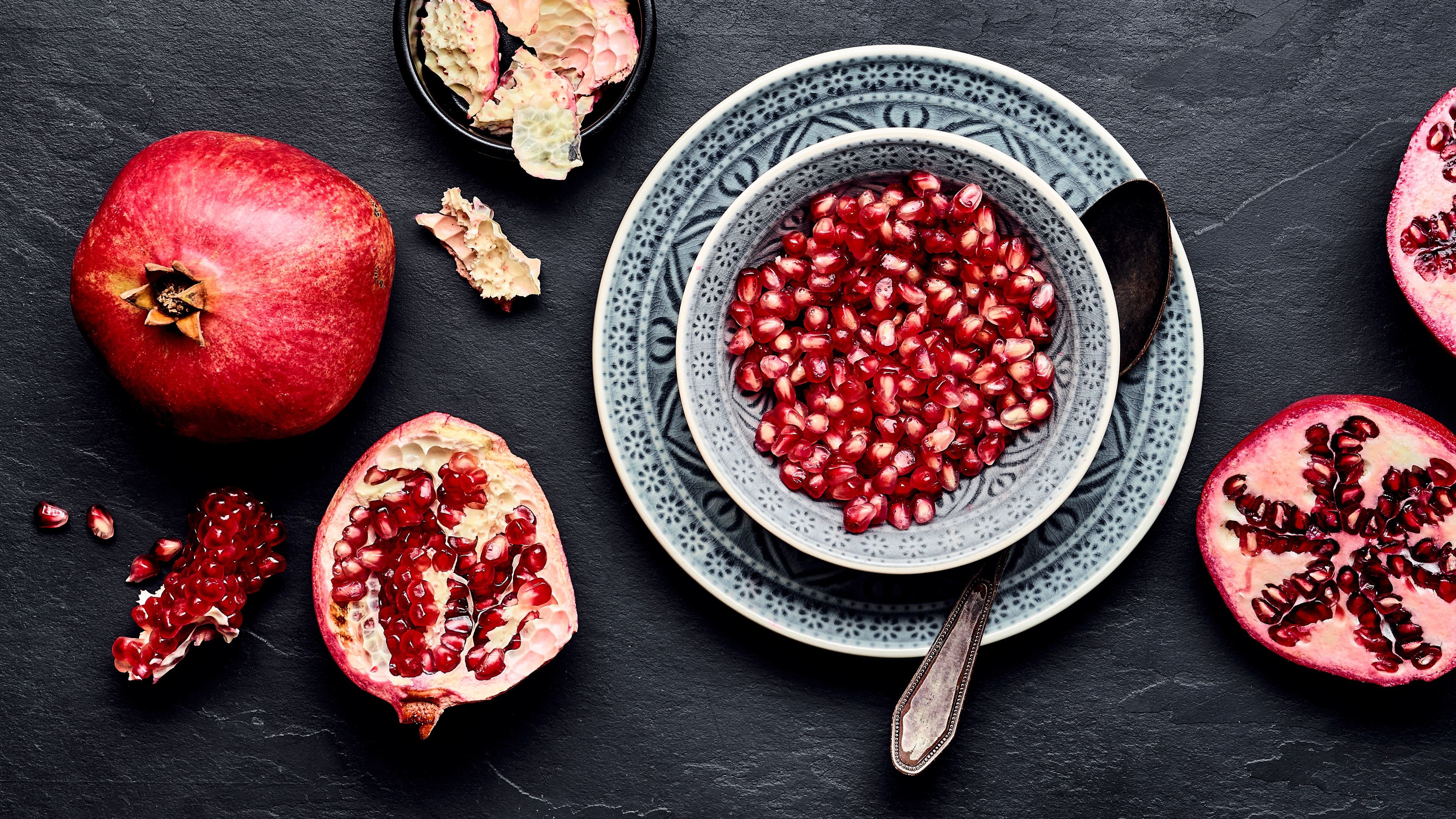 Granatapfelteile essen