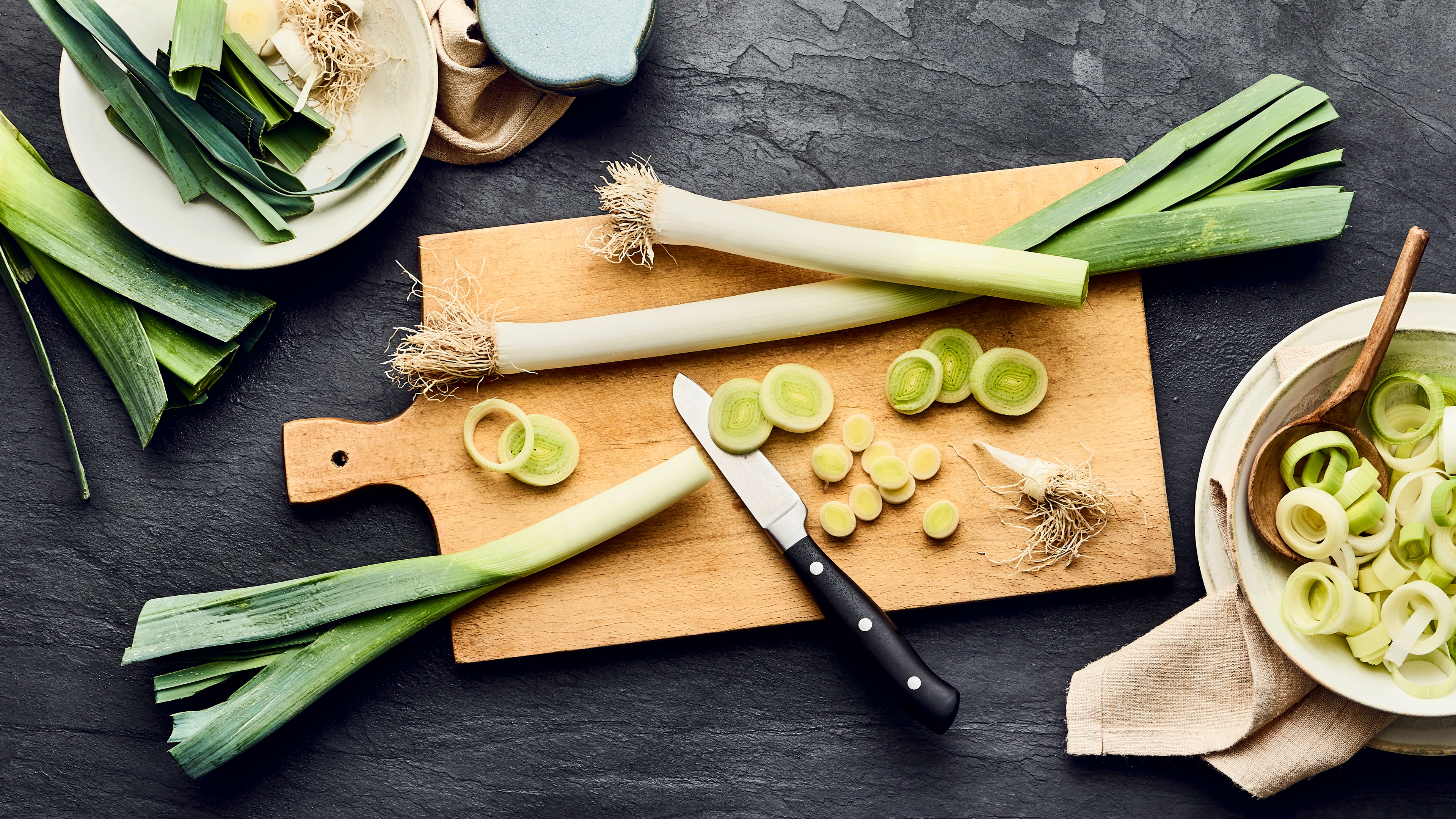 Porree putzen und schneiden