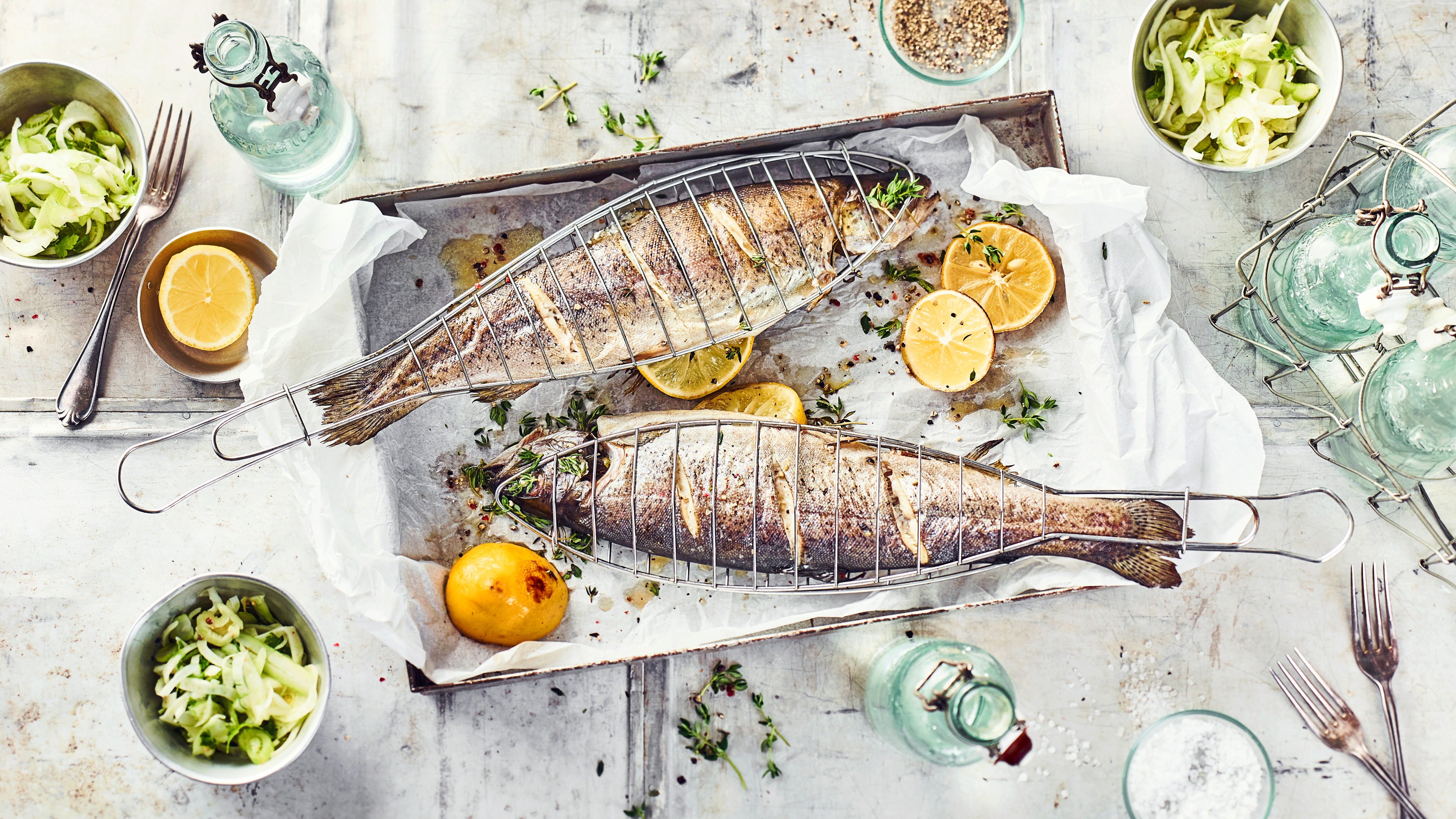 Gefüllte Regenbogen-Forelle mit Zitronenscheiben und Kräutern