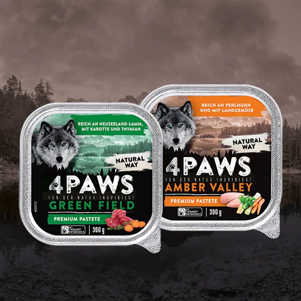 Zwei Sorten Hundefutter der Marke four paws. Eine mit Neuseelandlamm und eine mit Perlhuhn.