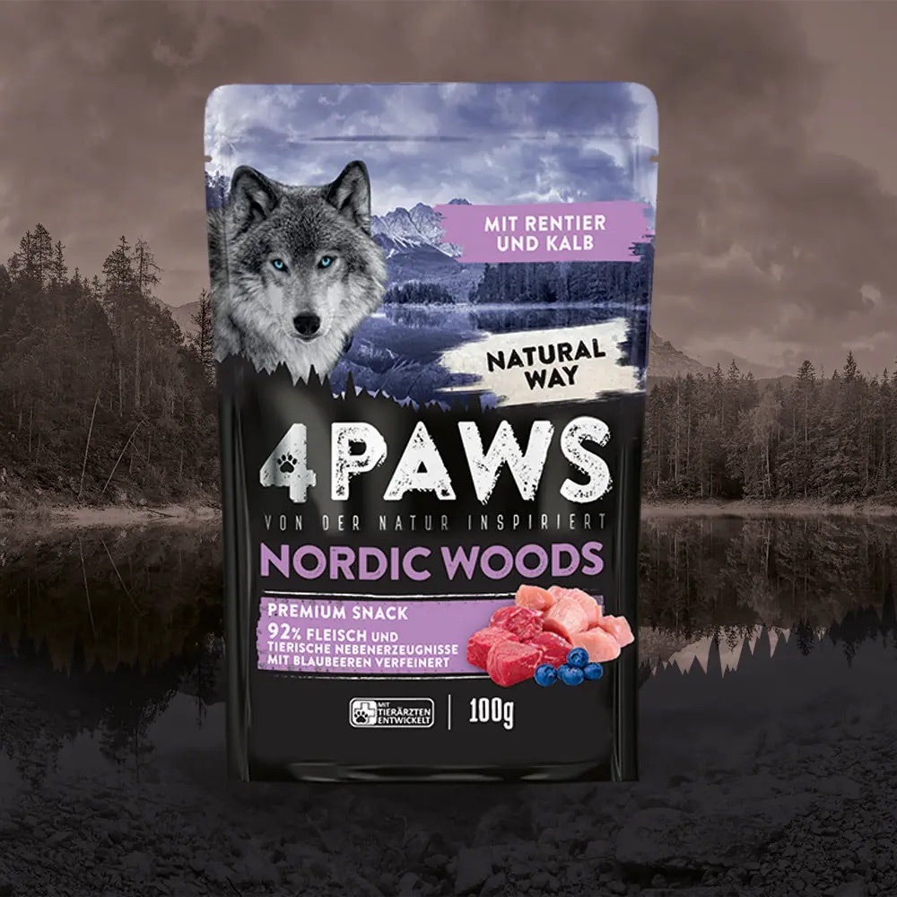 Eine Tüte Snacks mit Rentier und Kalb für Hunde. Sorte Nordic Woods von four paws.