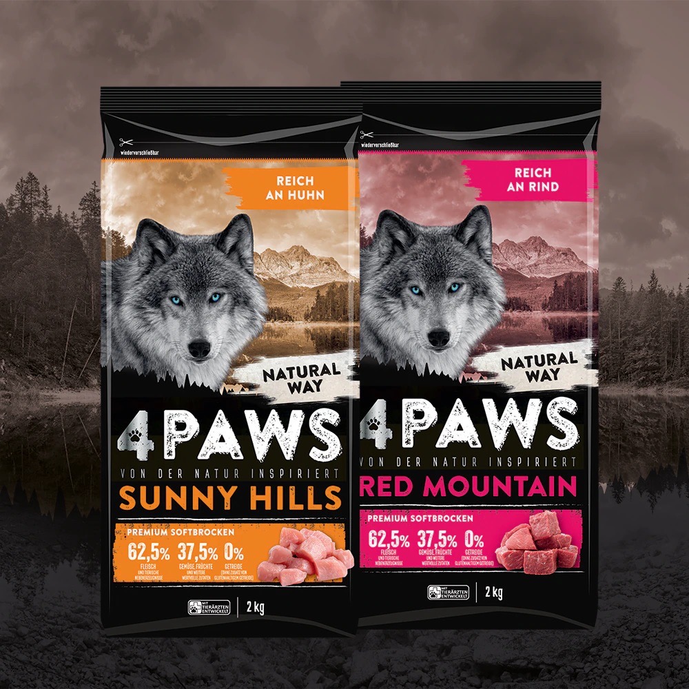 Zwei Tüten Hundefutter von four paws mit jeweils zwei Kilo Inhalt.