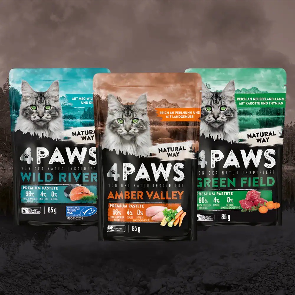 Drei Tüten four paws Katzenfutter à 85 Gramm. Wild River mit Thunfisch, Amber Valley mit Perlhuhn und Green Field mit Lamm.