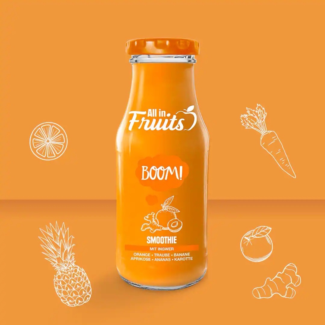 All in Fruits Boom Smoothie mit Ingwer, Orange, Traube, Banane, Aprikose, Ananas und Karotte. Orangener Inhalt vor orangenem Hintergrund.