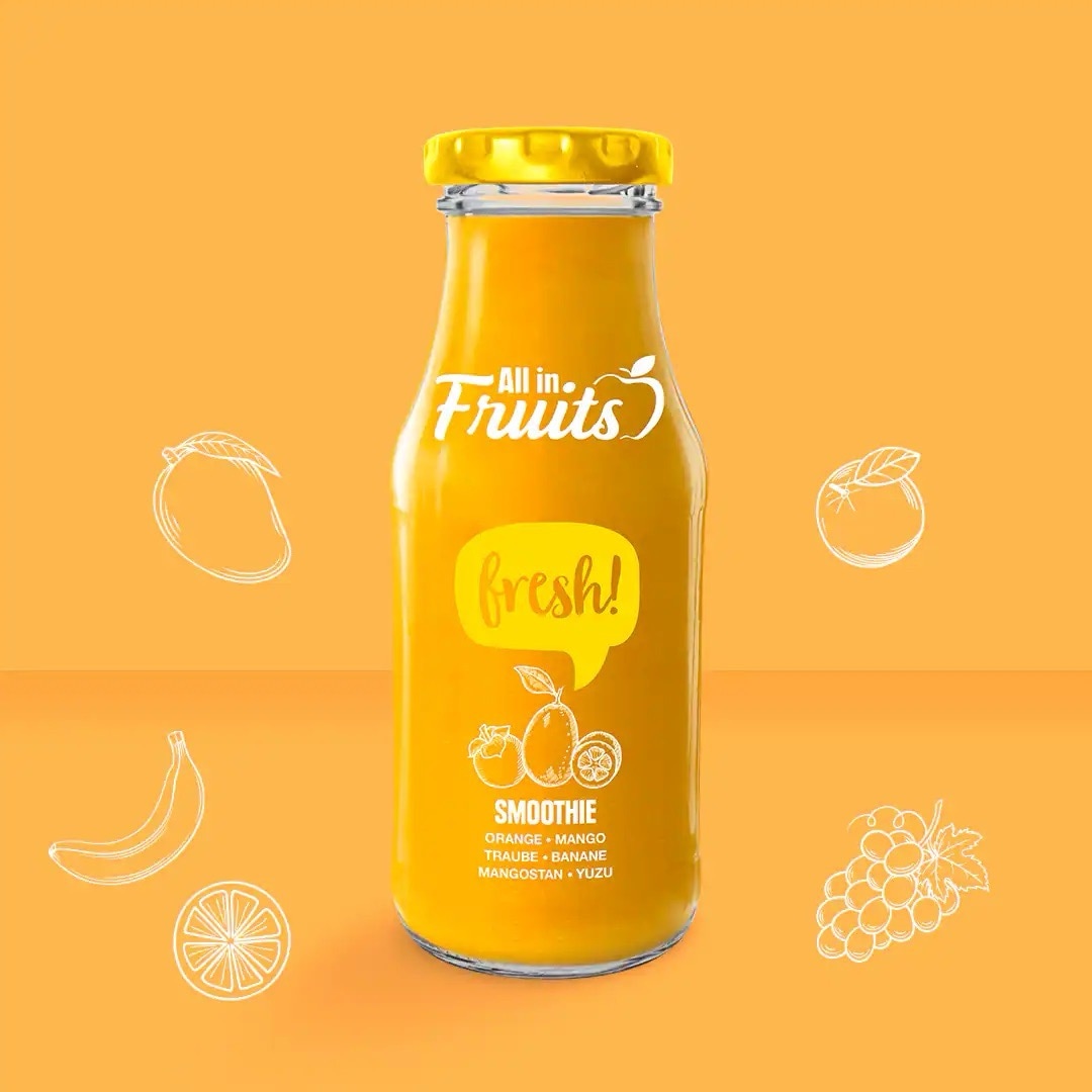 All in Fruits fresh Smoothie mit Orange, Mango, Traube, Banane, Mangostan und Yuzu. Gelber Inhalt vor gelbem Hintergrund.