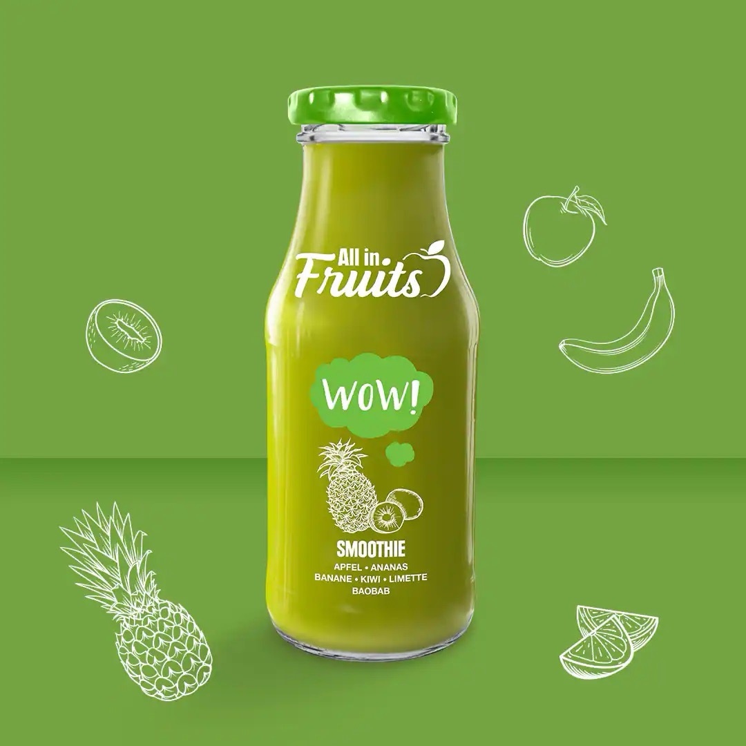 All in Fruits Wow Smoothie mit Apfel, Ananas, Banane, Kiwi, Limette und Baobab. Grüner Inhalt vor grünem Hintergrund.