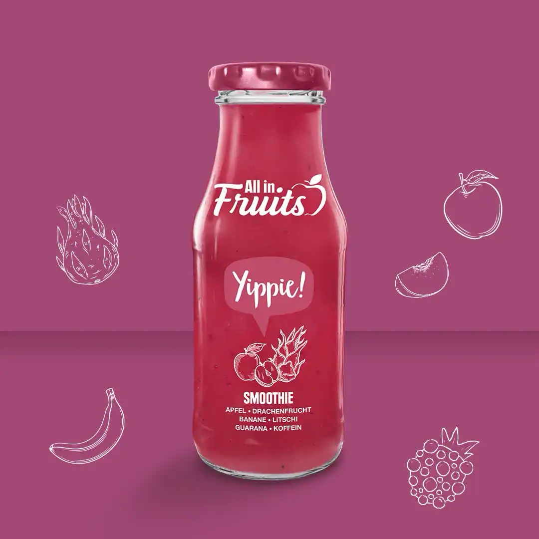 All in Fruits Yippie Smoothie mit Apfel, Drachenfrucht, Banane, Litschi, Guarana und Koffein. Roter Inhalt vor rotem Hintergrund.