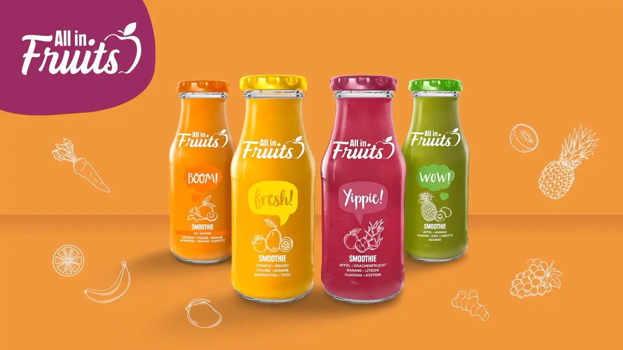 Vier Smoothie-Flaschen von All in Fruits auf orangenem Hintergrund mit Frucht-Illustrationen.