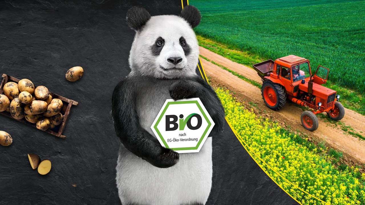 Vertikal geteilte Grafik. Links Kartoffeln, rechts ein Traktor auf einem Feld. Dazwischen ein Pandabär mit einem Bio-Siegel in den Händen.