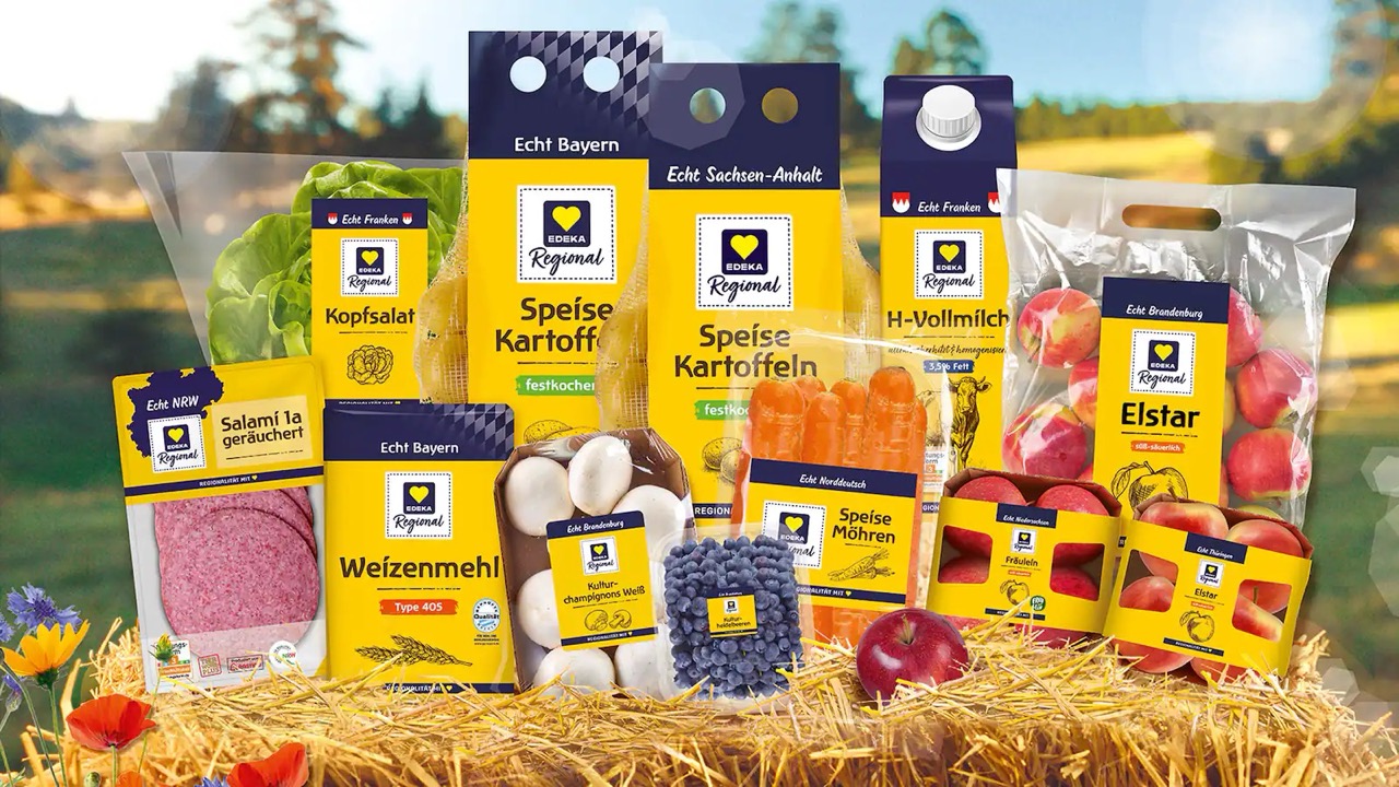 Sortiment regionaler Eigenmarken. Darunter Kopfsalat, Speisekartoffeln, H-Vollmilch, Äpfel, Salami, Weizenmehl, Champignons, Heidelbeeren und Möhren.
