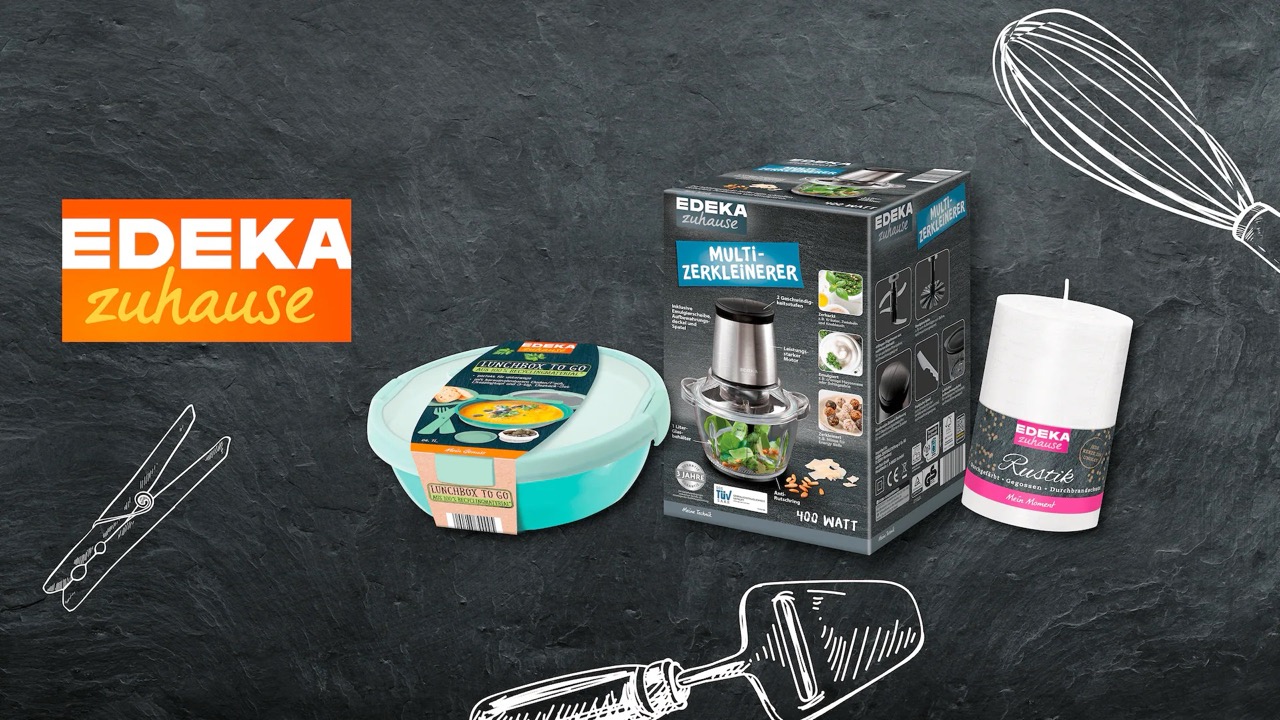 Drei Produkte der Marke EDEKA zuhause auf dunklem Steinuntergrund: eine türkisfarbene Lunchbox To Go, ein verpackter Multi-Zerkleinerer und eine weiße Rustik-Kerze. Links oben das orange-weiße EDEKA zuhause Logo, umgeben von weißen Strichzeichnungen von Küchen- und Haushaltsutensilien.