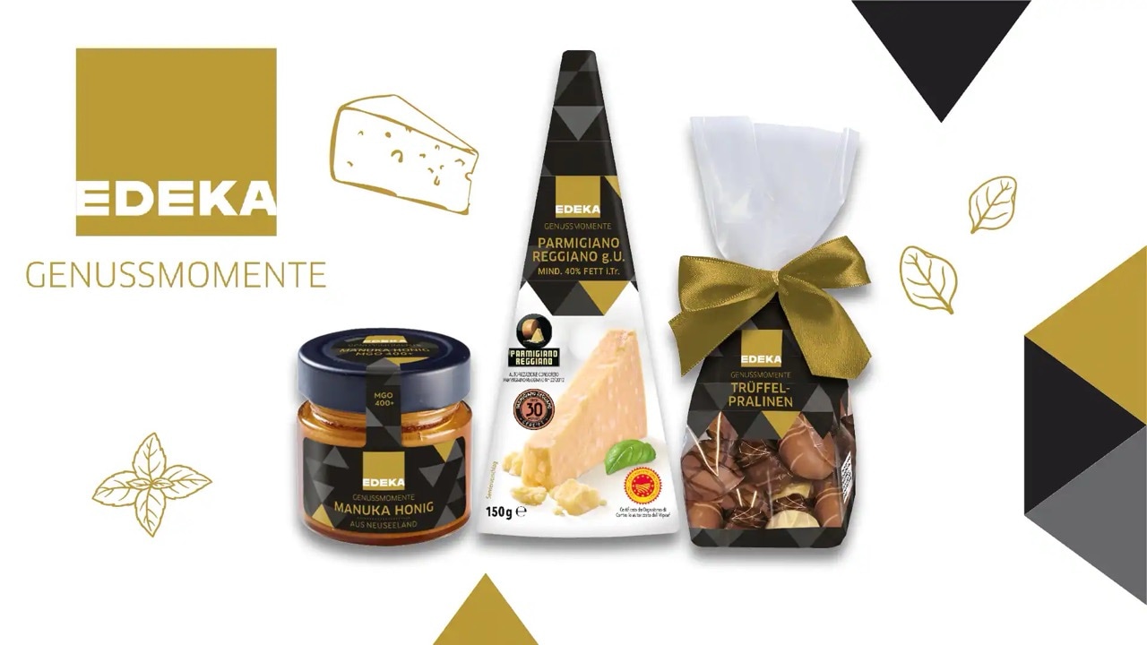 Drei Produkte der Marke EDEKA GENUSSMOMENTE vor weißem Hintergrund: ein Glas Manuka Honig, ein Stück Parmigiano Reggiano und eine Tüte Trüffel-Pralinen mit goldener Schleife. Links oben das goldene EDEKA GENUSSMOMENTE Logo.