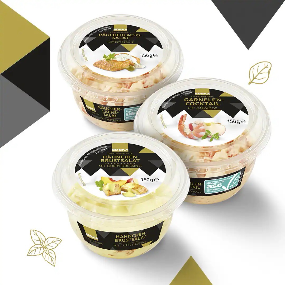 Sortiment Feinkostsalate von EDEKA Genussmomente: Räucherlachs-Salat, Garnelen-Cocktail und Hähnchenbrust-Salat.