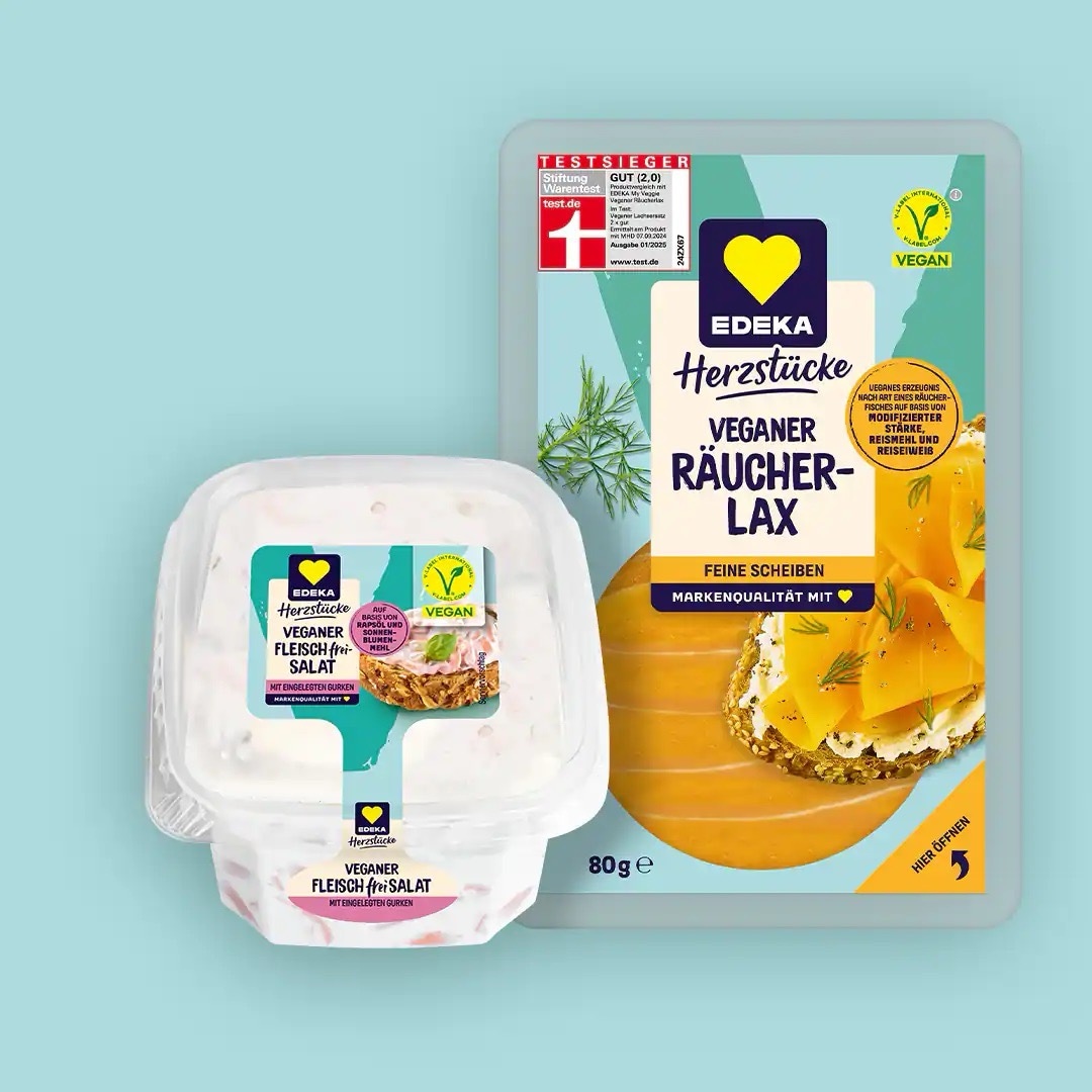 Eine Packung veganer Fleischfreisalat sowie veganer Räucherlax von EDEKA Herzstücke.