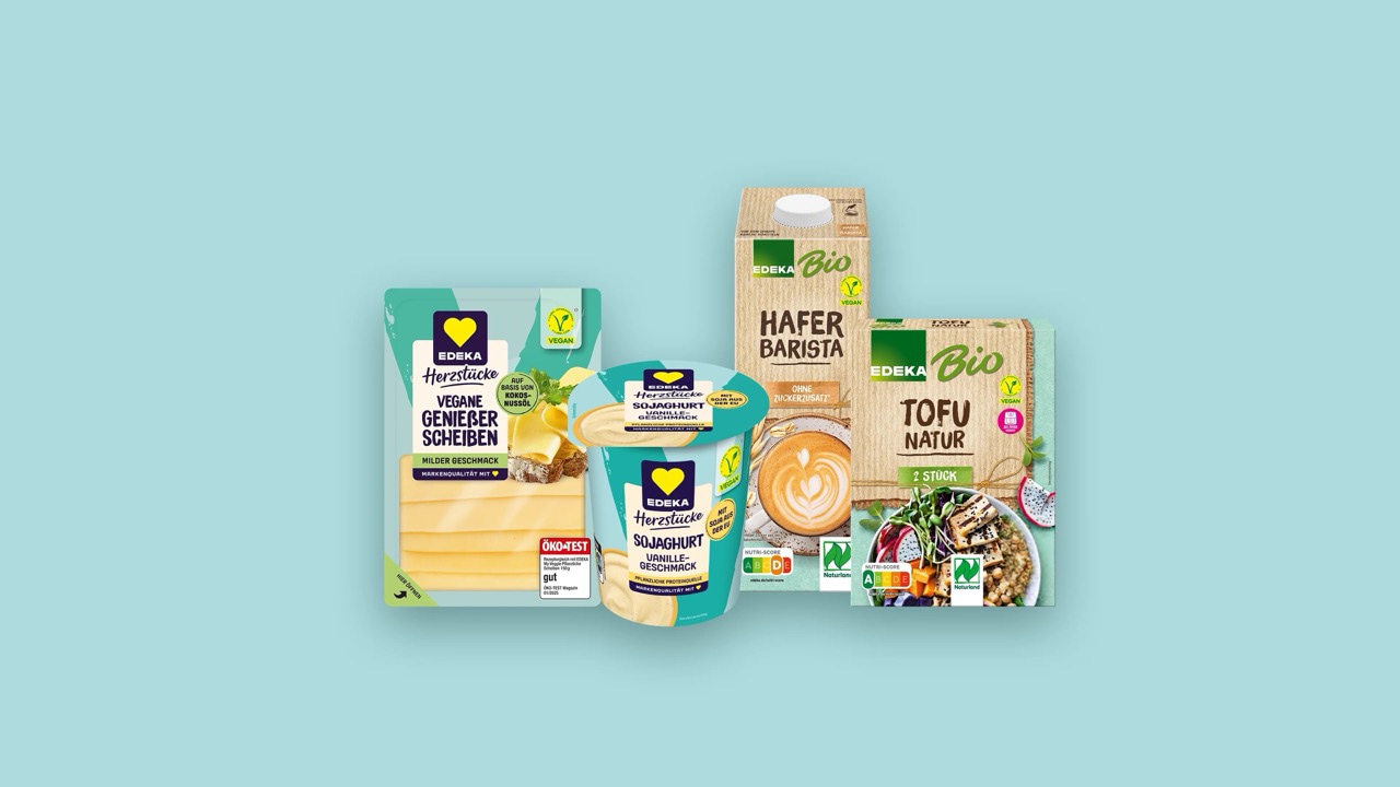 Vier Produkte vor hellblauem Hintergrund: Vegane Genießer Scheiben und Sojaghurt Vanille von EDEKA Herzstücke sowie Hafer Drink Barista und Tofu Classic von EDEKA Bio.