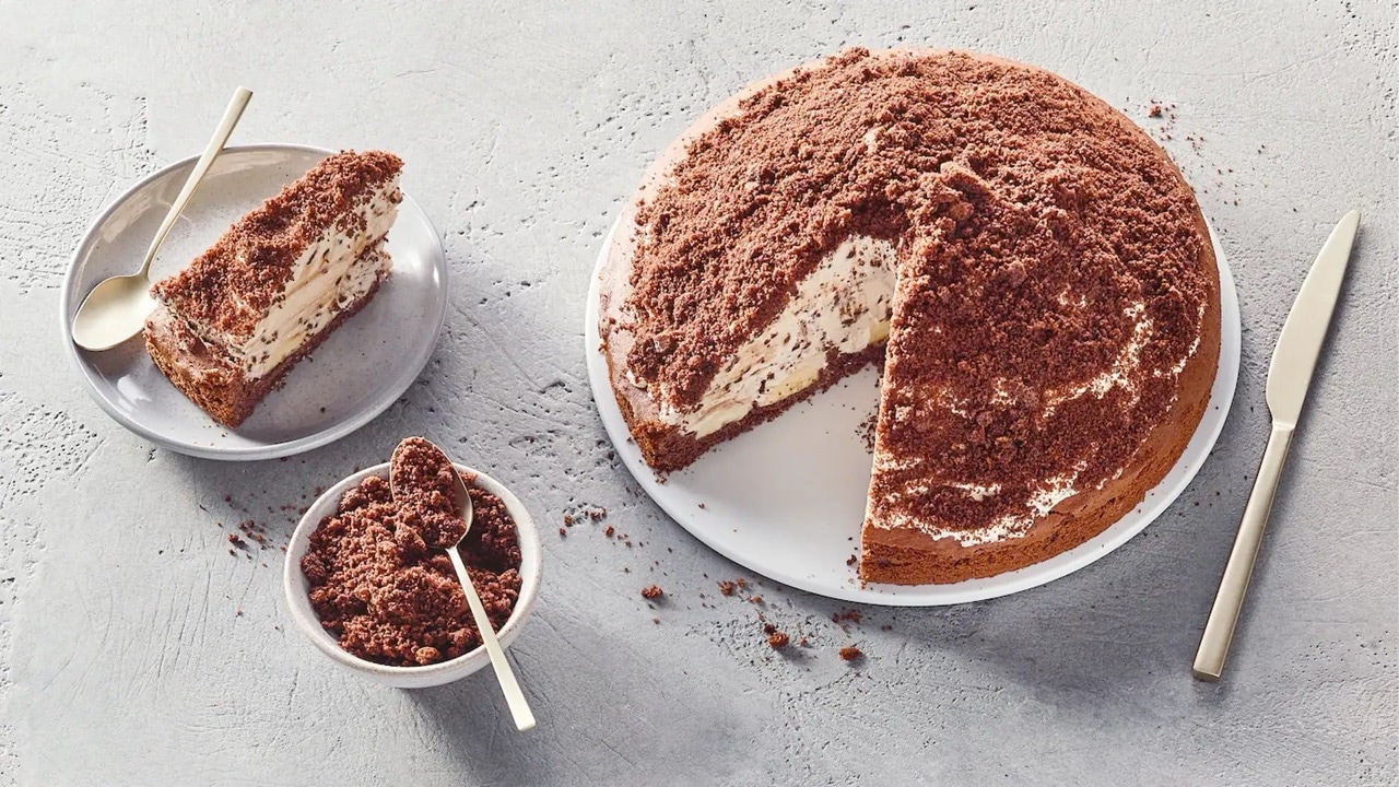 Maulwurfkuchen mit braunem Topping und weißer Füllung.