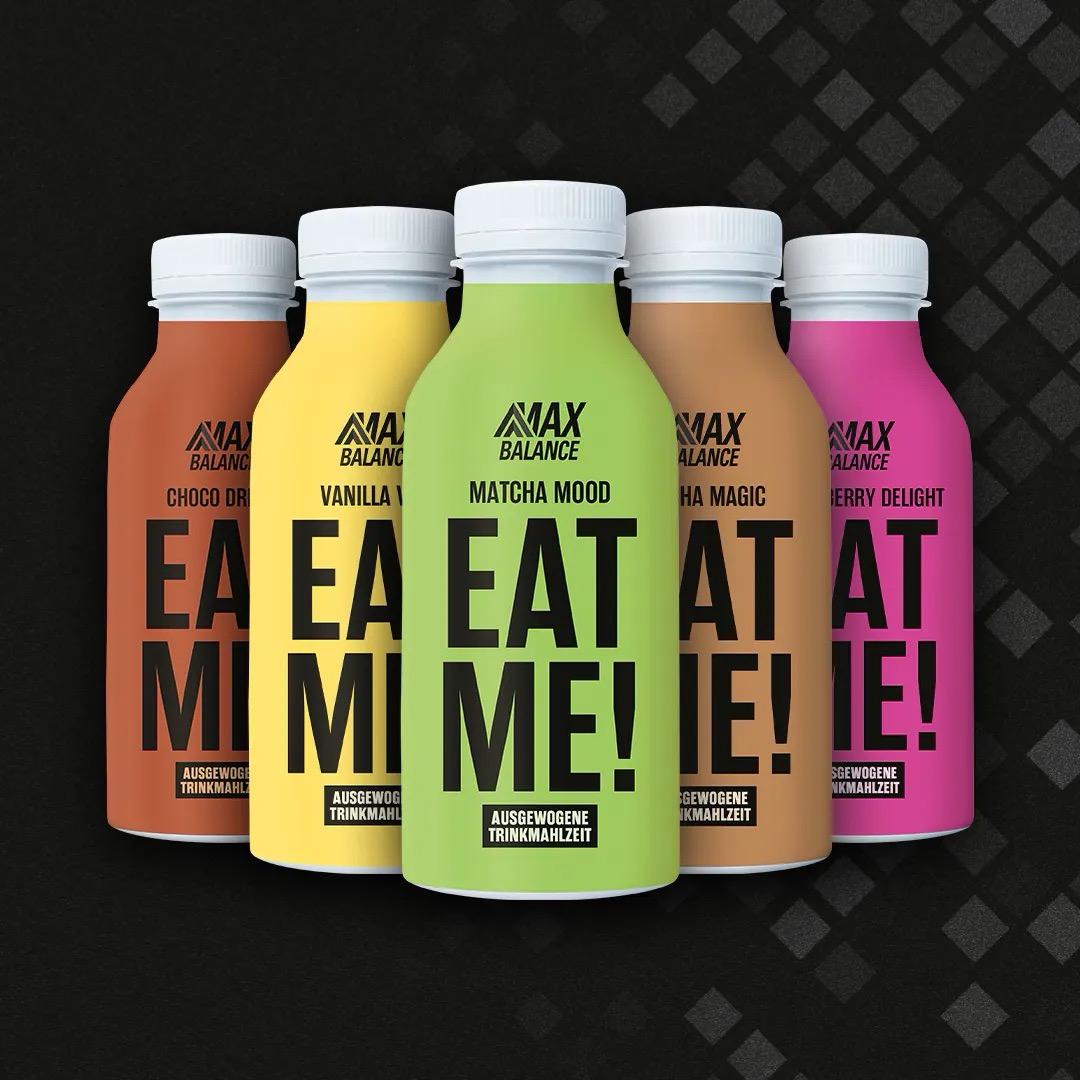 Fünf Flaschen EAT Me von Max Balance in den Geschmacksrichtungen Choco, Vanilla, Matcha Mood, Matcha Magic und Cherry Delight.
