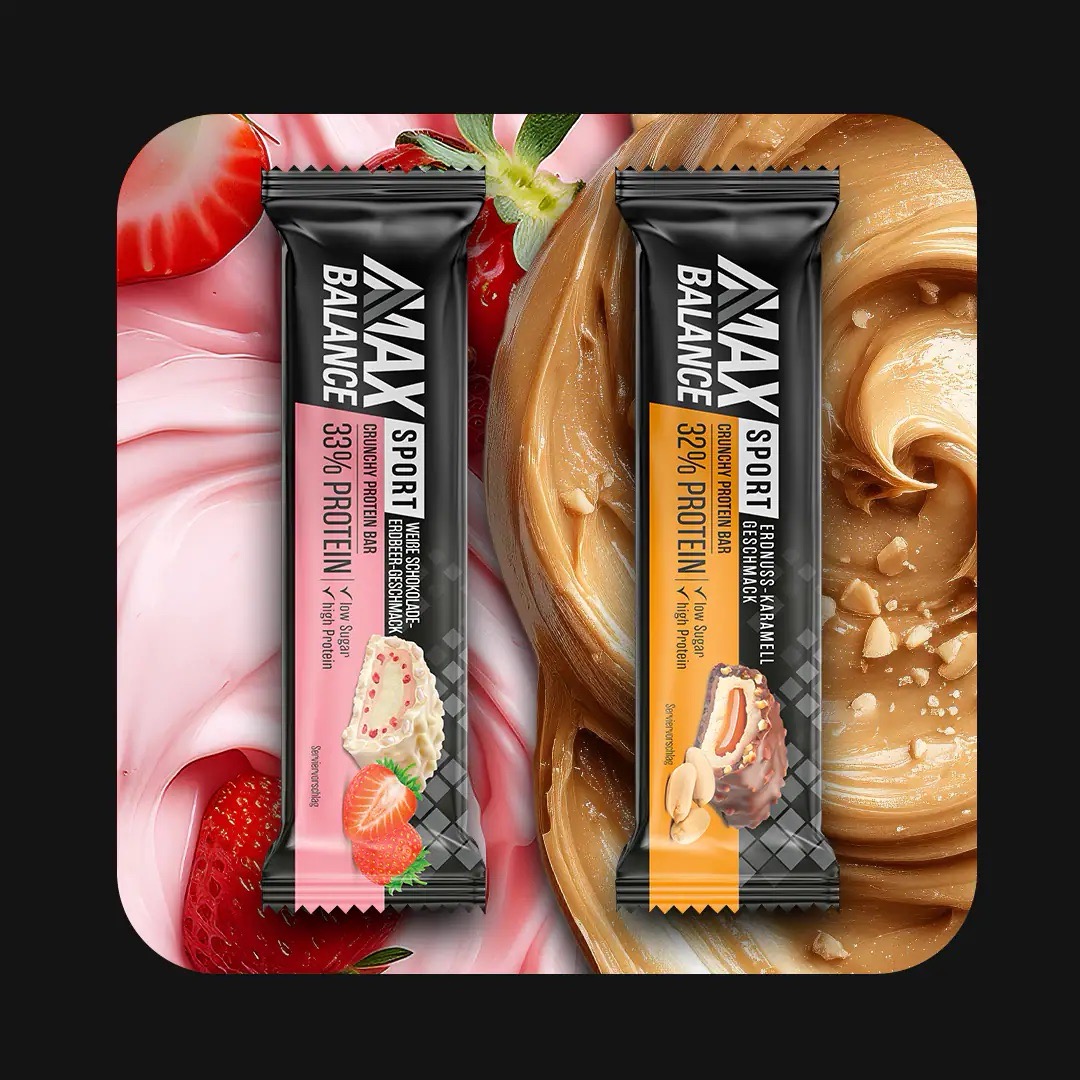 Zwei Sorten Max Balance Sport Crunchy Protein Bar. Eine mit weißer Schokolade und Erdbeer-Geschmack, eine mit dunkler Schokolade und Erdnuss-Karamell-Geschmack.