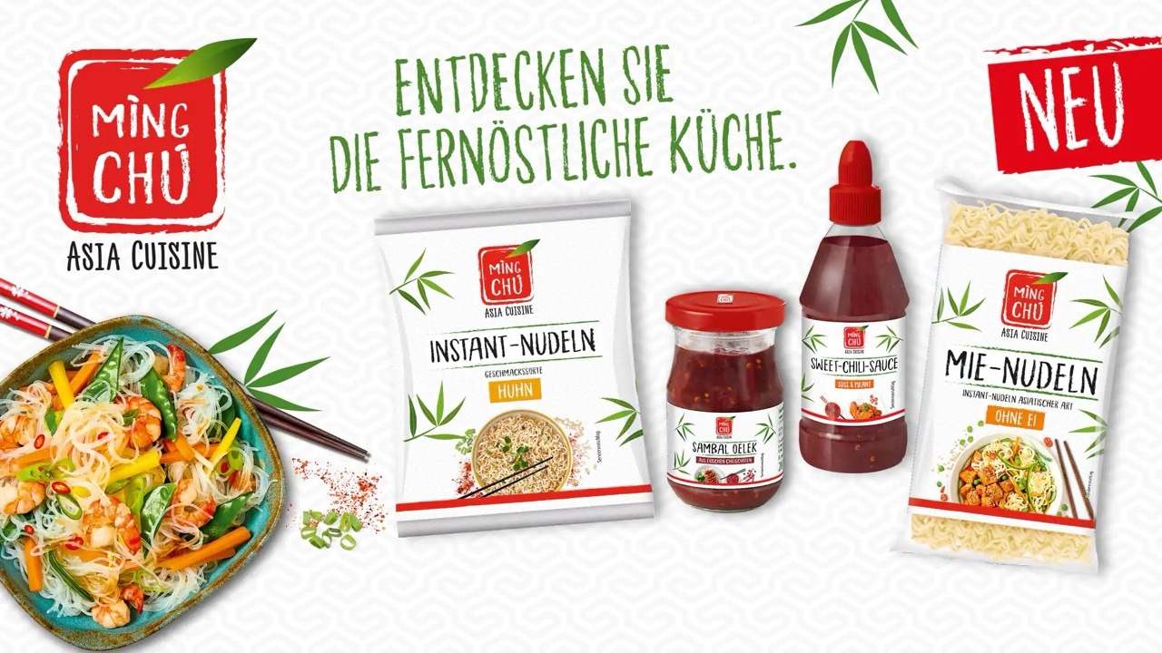 Asiatische Produkte der Marke Ming Chu wie Mie-Nudeln und Saucen neben einer Schüssel mit einem Nudelgericht und Ess-Stäbchen. Text: Entdecken Sie die fernöstliche Küche.