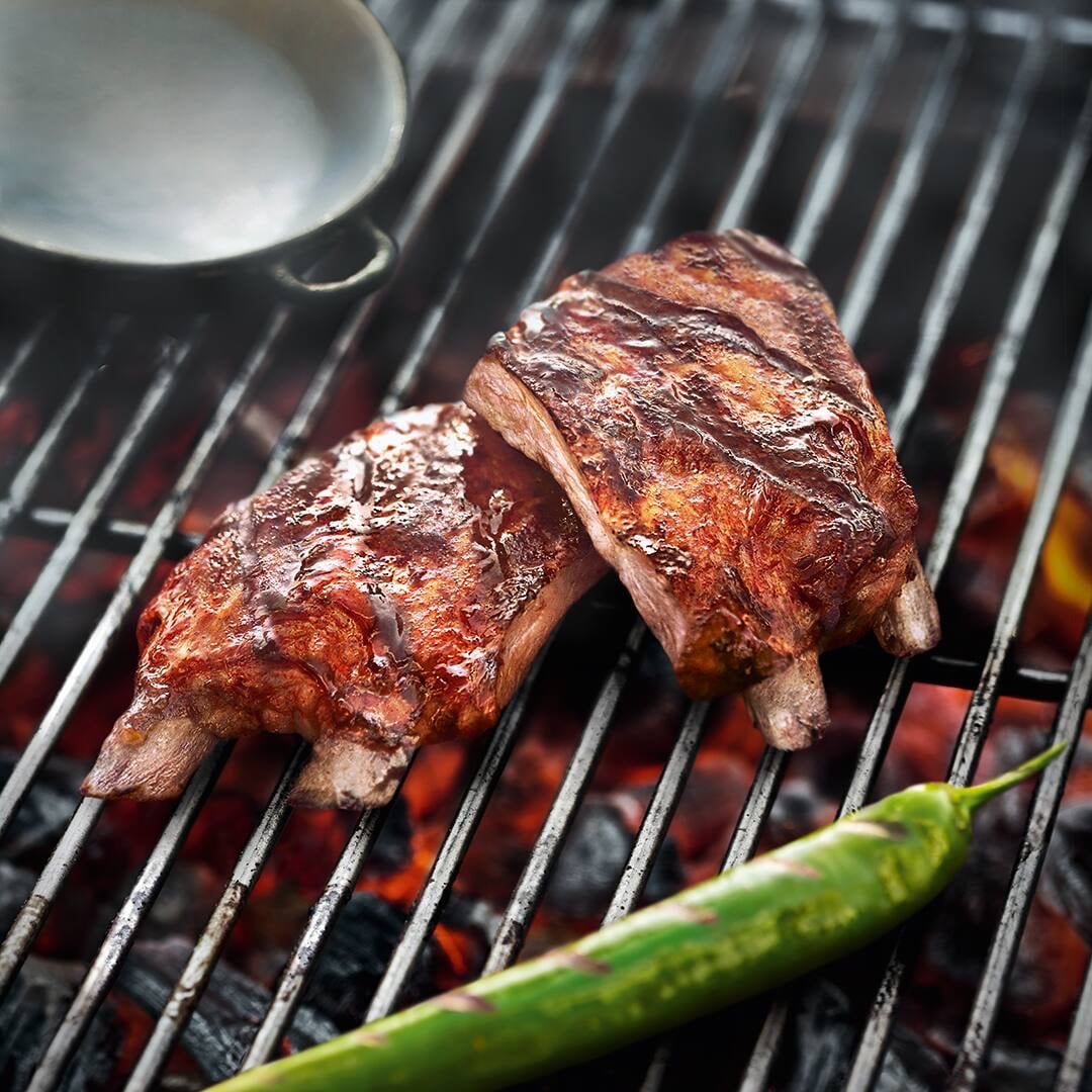 Braun gebratene Rippchen auf einem Grill.