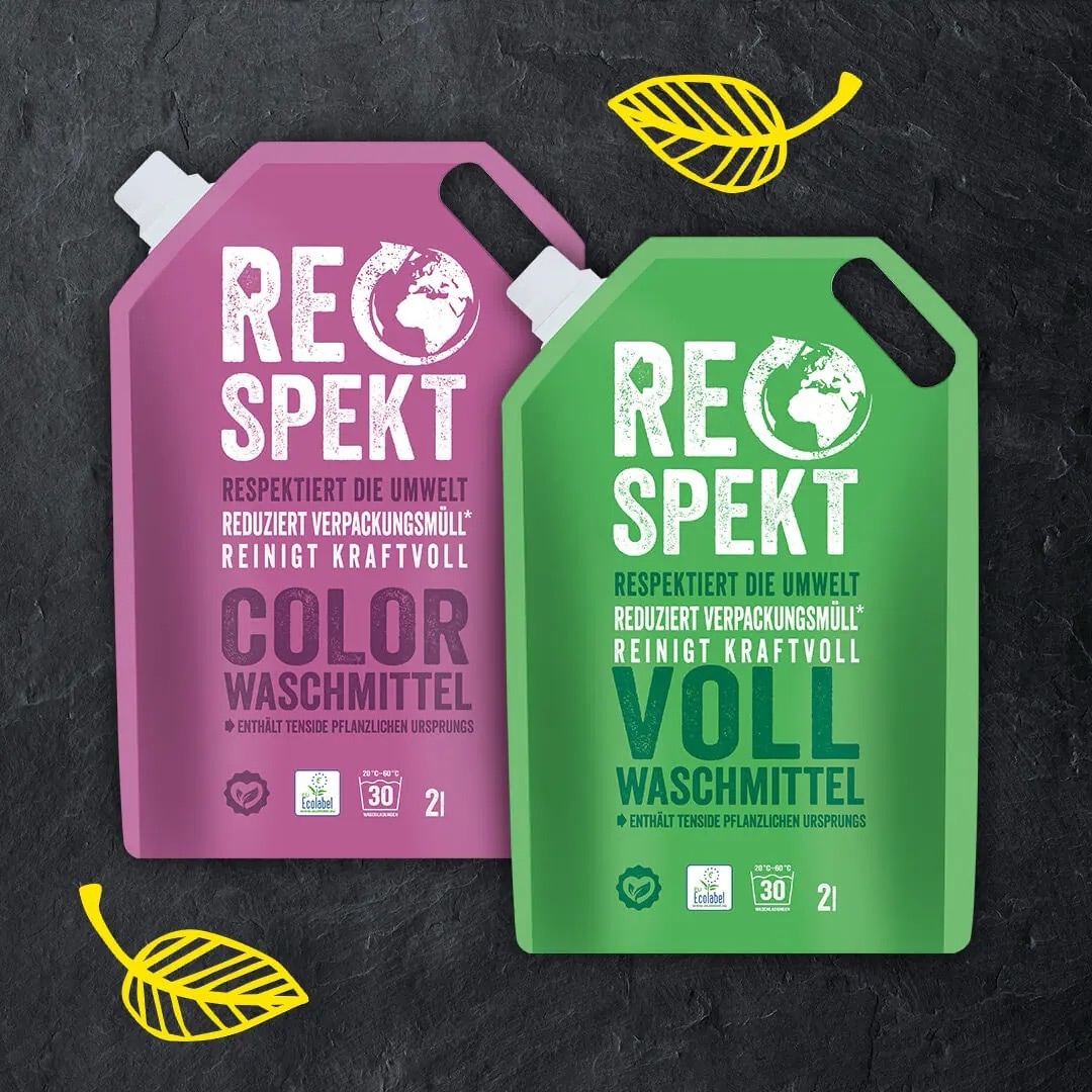 Zwei Packungen Respekt Waschmittel. Colorwaschmittel in lilaner Packung und Vollwaschmittel in grüner Packung.