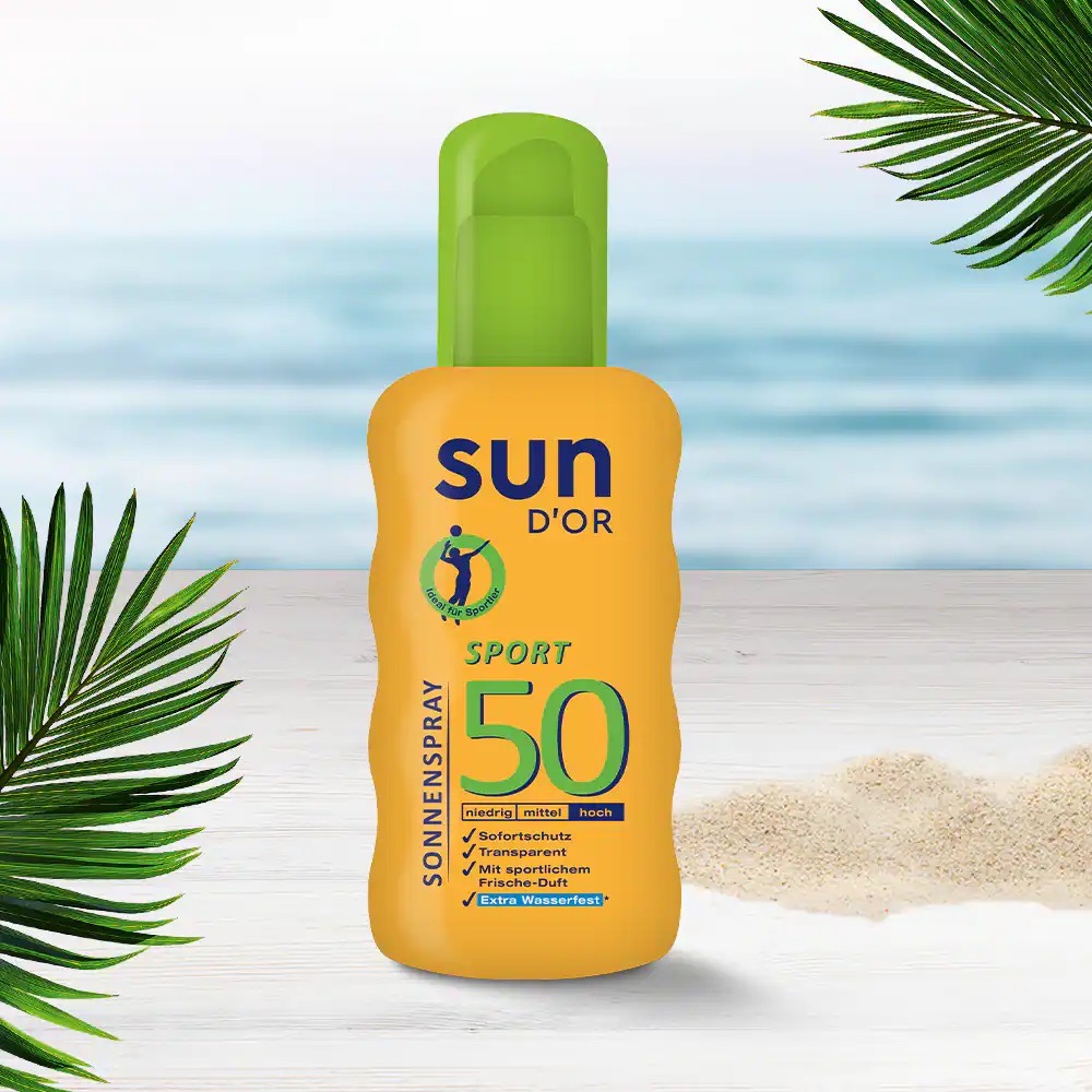 GElbe Flasche SUN D´Or Sport 50 Sonnenspray. Im Hintergrund ein Strand und ein Horizont.