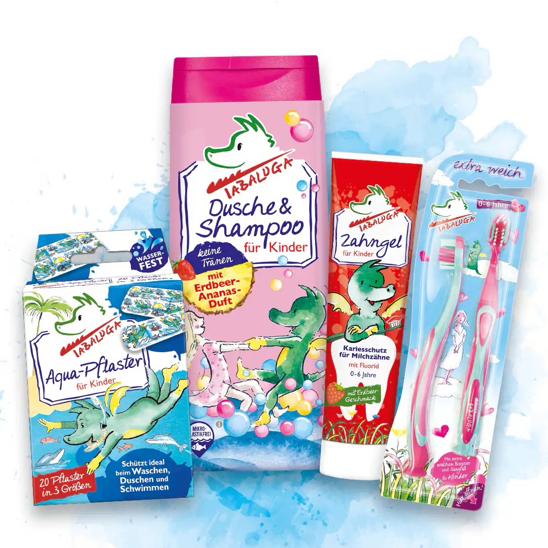 Sortiment Drachenpflege mit Aqua-Pflaster, Dusche und Shampoo, Zahngel sowie Zahnbürsten.
