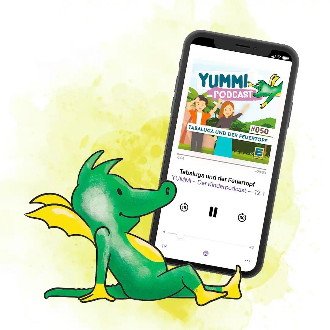Gezeichneter grüner Drache mit überdimensioniertem Smartphone. Auf dem Screen ist der Yummi Podcast Tabaluga und der Feuertopf zu sehen.